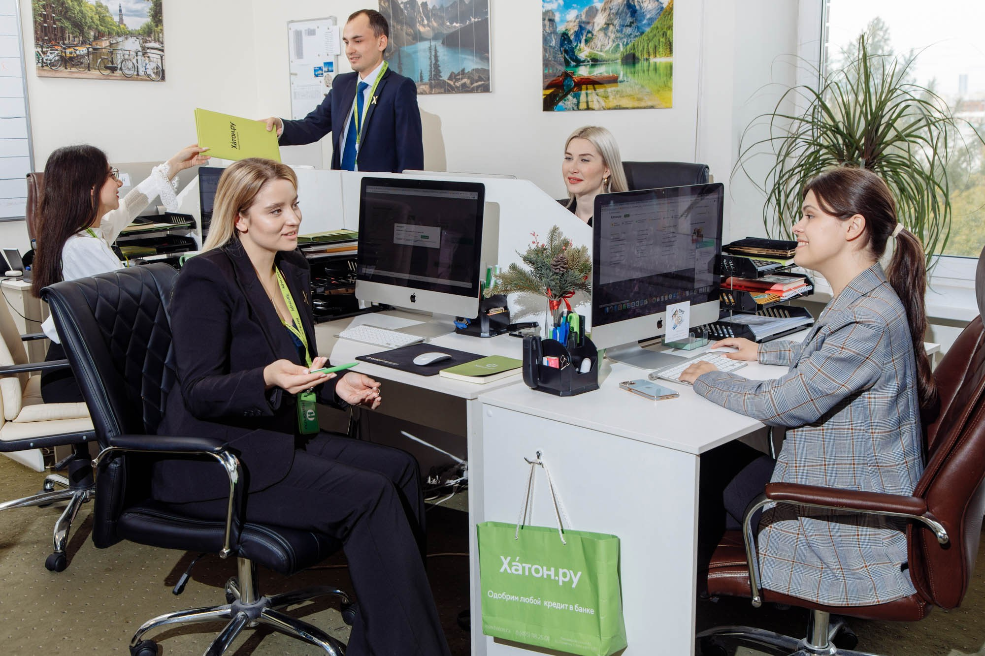 Рабочая атмосфера в офисе юрфирмы: сотрудники за компьютерами. Фотограф Жуков Василий.