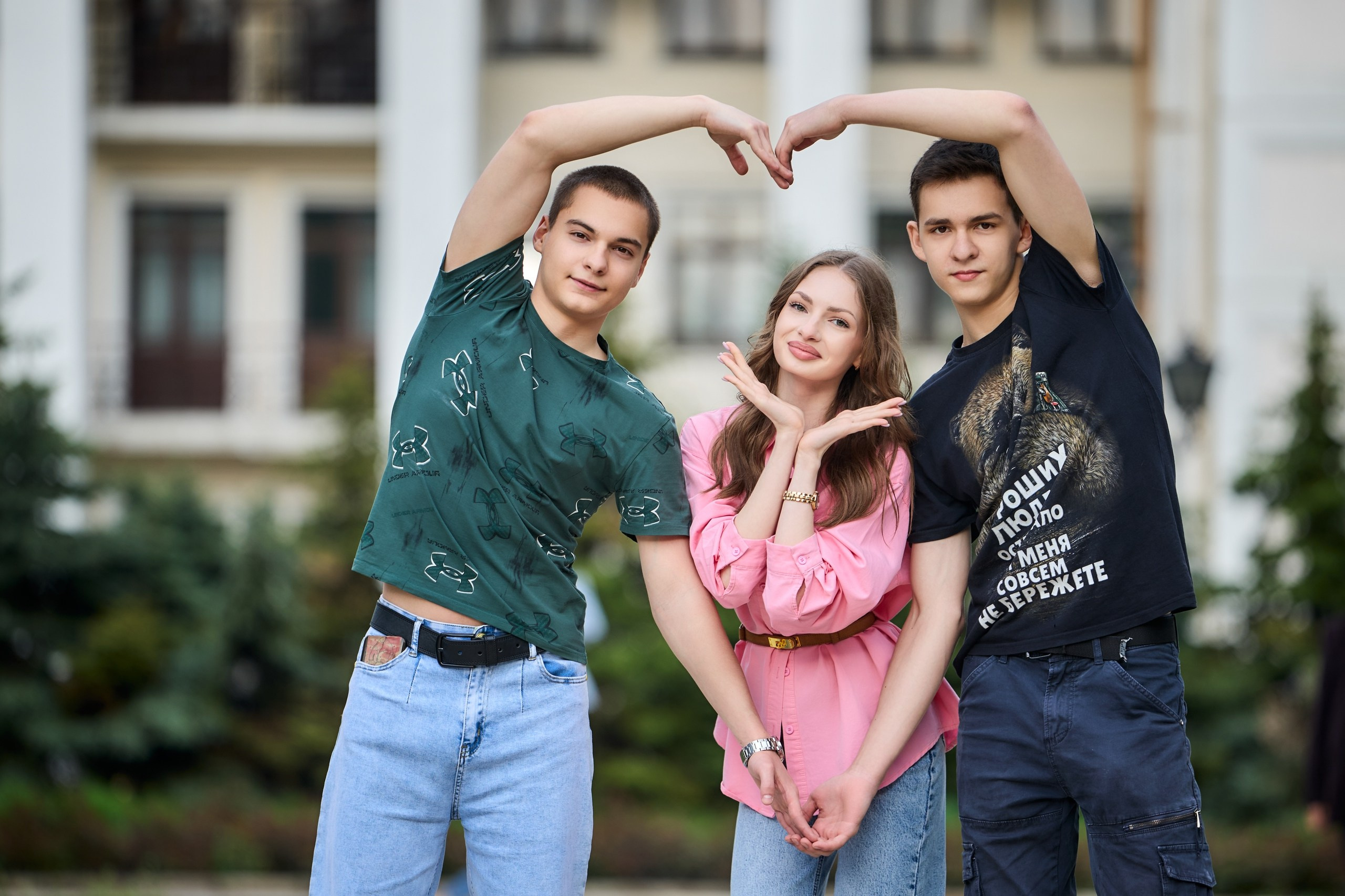 ШКОЛЬНИКИ. УЛИЦА. БЦ «ПУШКИНСКИЙ». Фотограф Татаринов Андрей (Донецк / Макеевка)