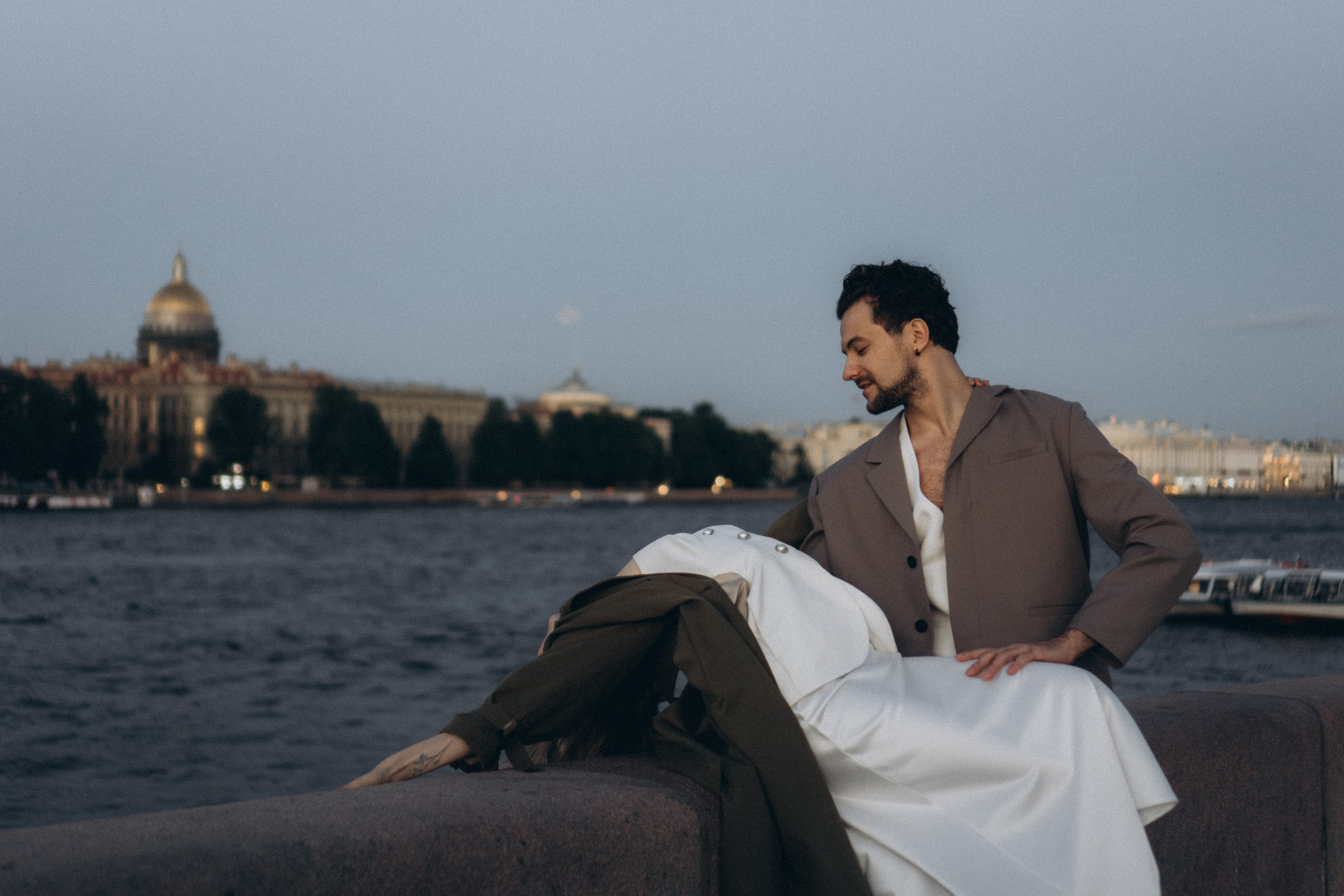 СВАДЕБНАЯ СЬЕМКА ПАРЫ НА РАССВЕТЕ В БЕЛЫЕ НОЧИ И ПРОГУЛКА С РАЗВОДНЫМИ МОСТАМИ И ПИКНИК ВОЗЛЕ ИСАКИЕВСКОГО СОБОРА. Профессиональный фотограф, Санкт-Петербург — Виктория Богомолова