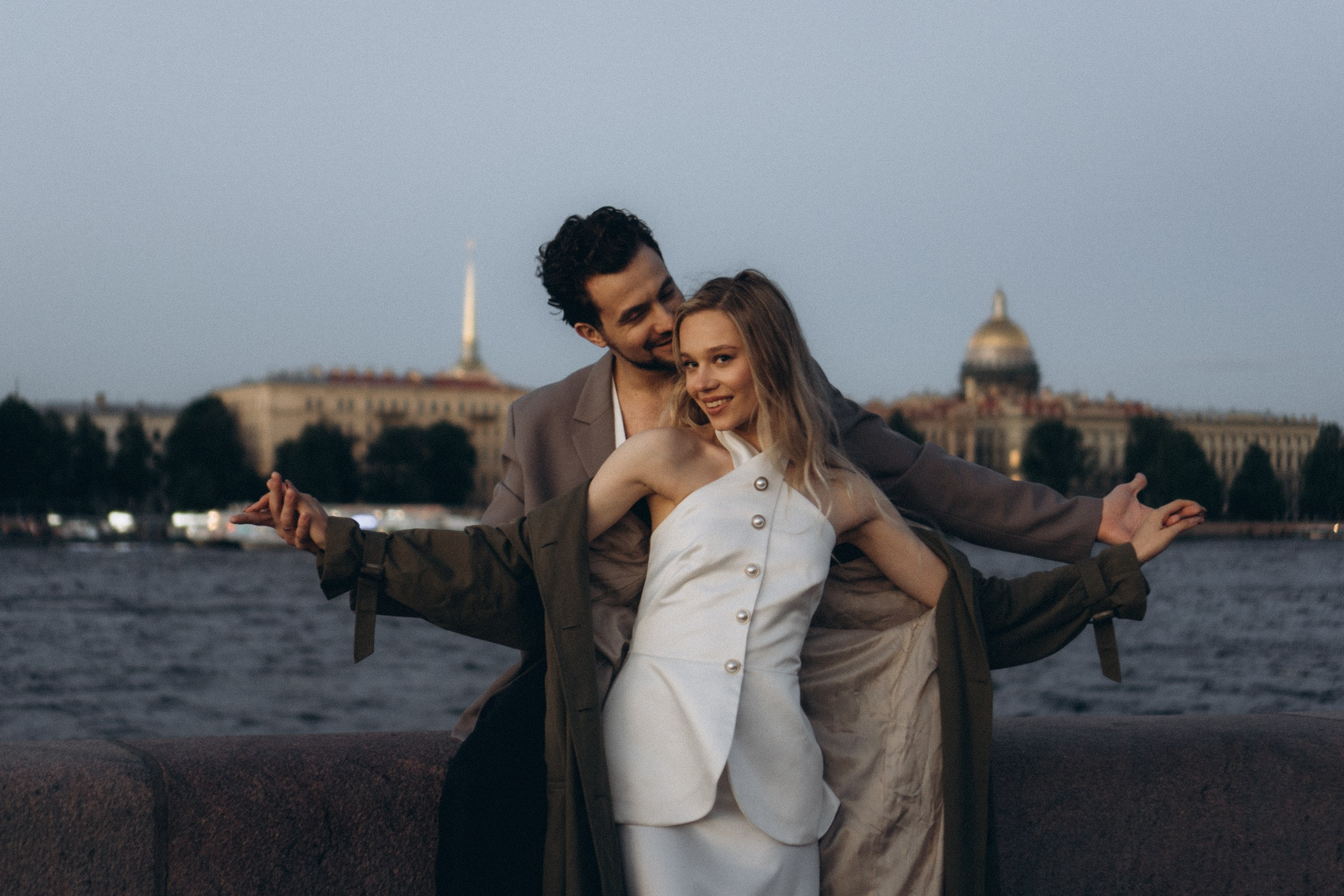 СВАДЕБНАЯ СЬЕМКА ПАРЫ НА РАССВЕТЕ В БЕЛЫЕ НОЧИ И ПРОГУЛКА С РАЗВОДНЫМИ МОСТАМИ И ПИКНИК ВОЗЛЕ ИСАКИЕВСКОГО СОБОРА. Профессиональный фотограф, Санкт-Петербург — Виктория Богомолова
