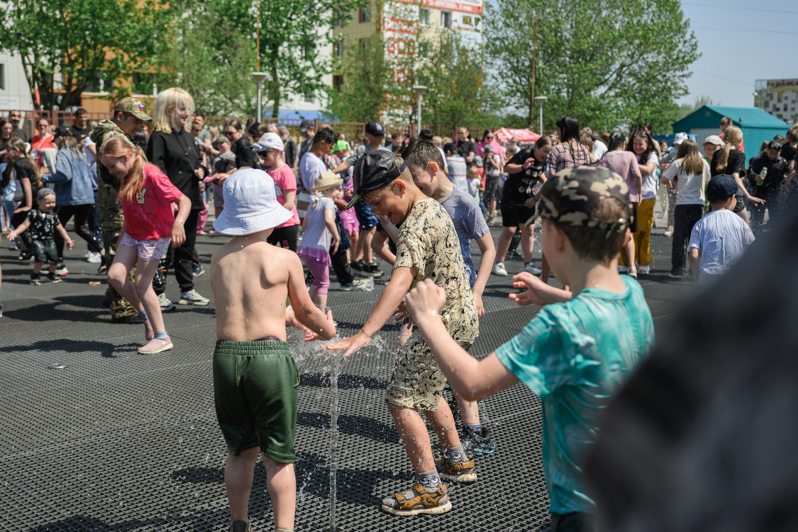 Фотосъемка открытия фонтана в День защиты детей в Петропавловске-Камчатском. Детская фотосессия у фонтана в Петропавловске-Камчатском, Яркие эмоции детей на празднике в Петропавловске-Камчатском. Фотосъемка семейного праздника у фонтана в Петропавловске-Камчатском, Профессиональная съемка детских мероприятий в Петропавловске-Камчатском.  