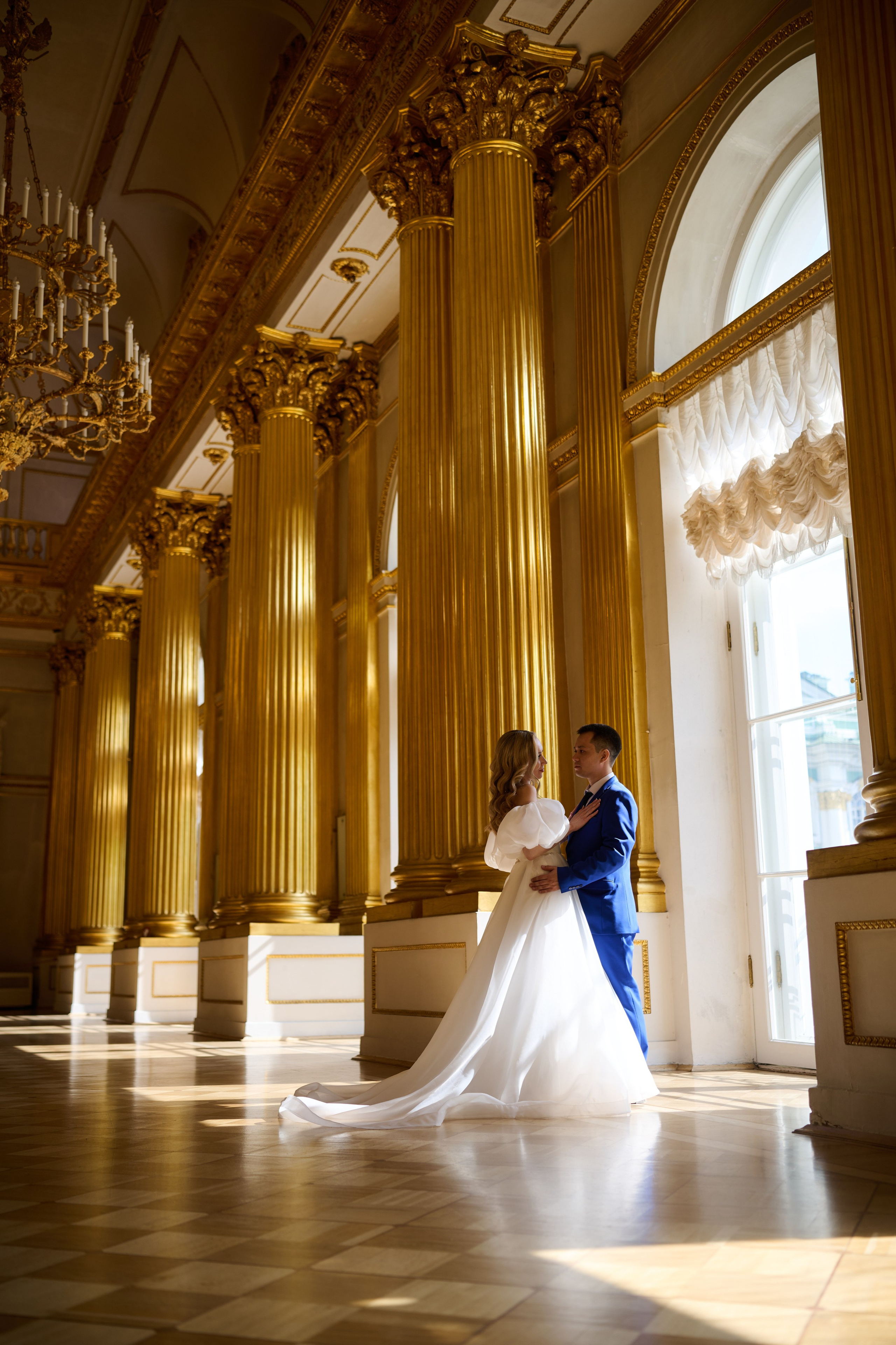 Свадебная фотосессия для пары в Эрмитаже – фотограф на свадьбу в Санкт-Петербурге