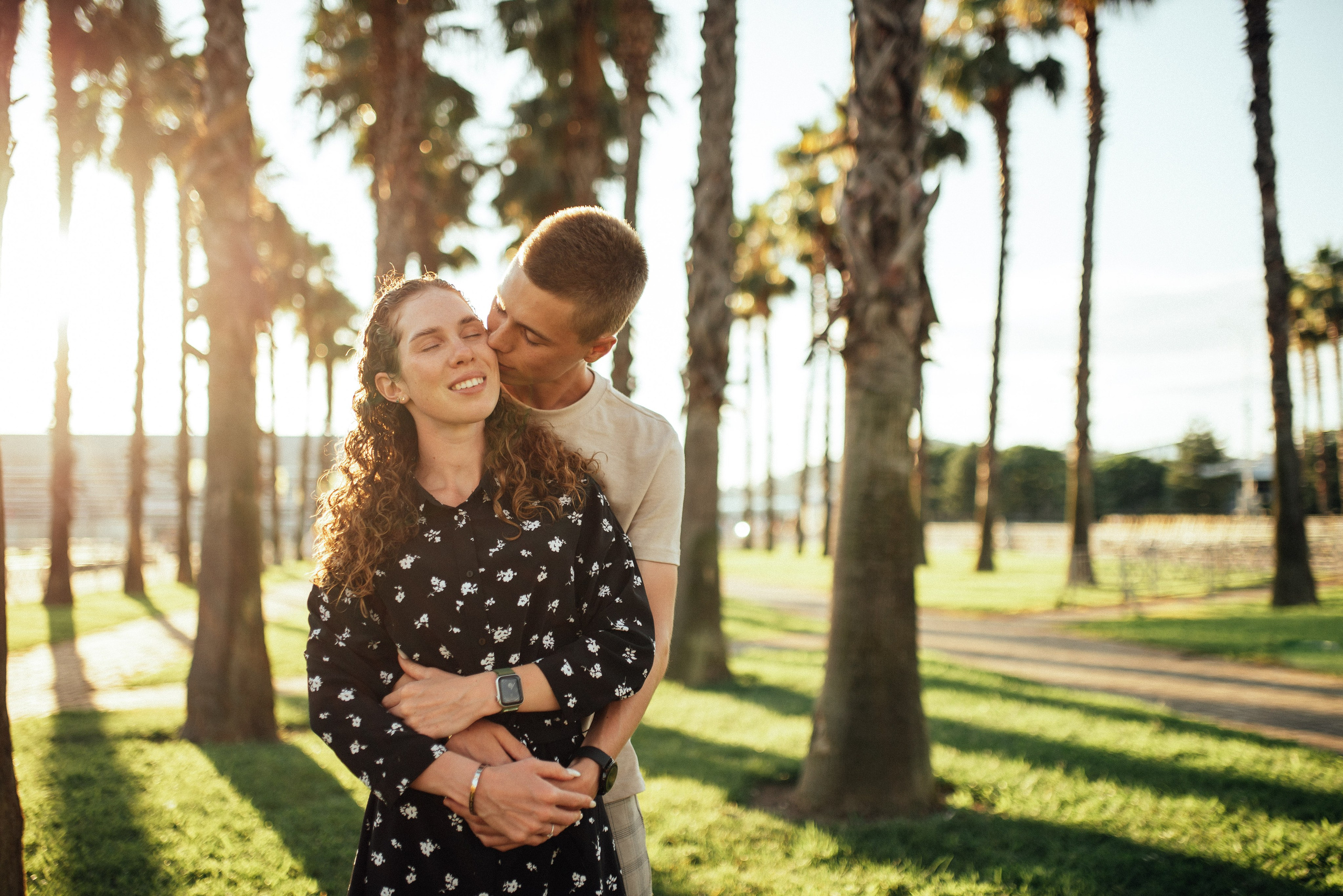 Фотосессия lovstory лавстори в Сириусе на аллее пальм. Фотограф в Сочи — Маргарита Поганова