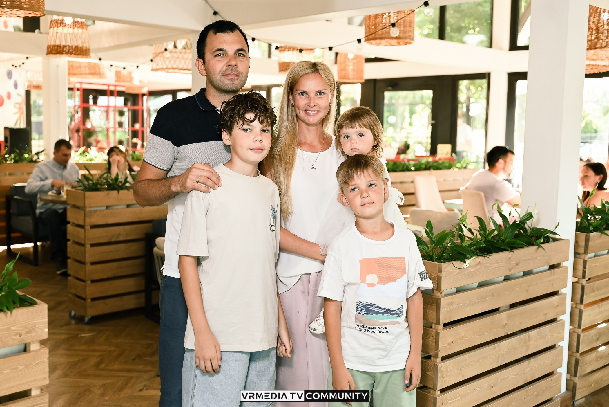 Ресторан «Volna»: Вокальный вечер на летней веранде «Хочу на дачу»