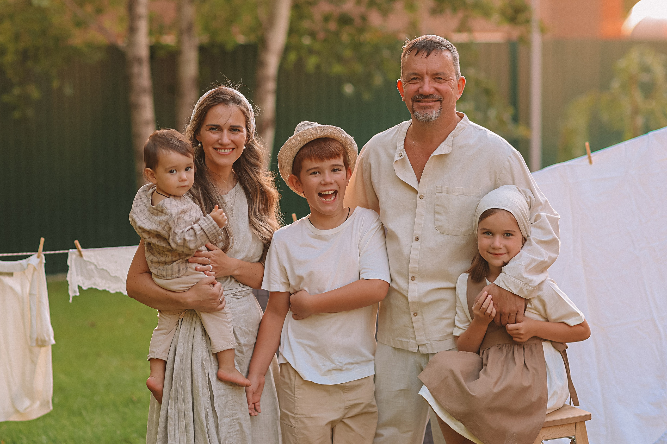 Стирка у дома. Семейный фотограф Тюмень, фотограф на роды Салмина Мария