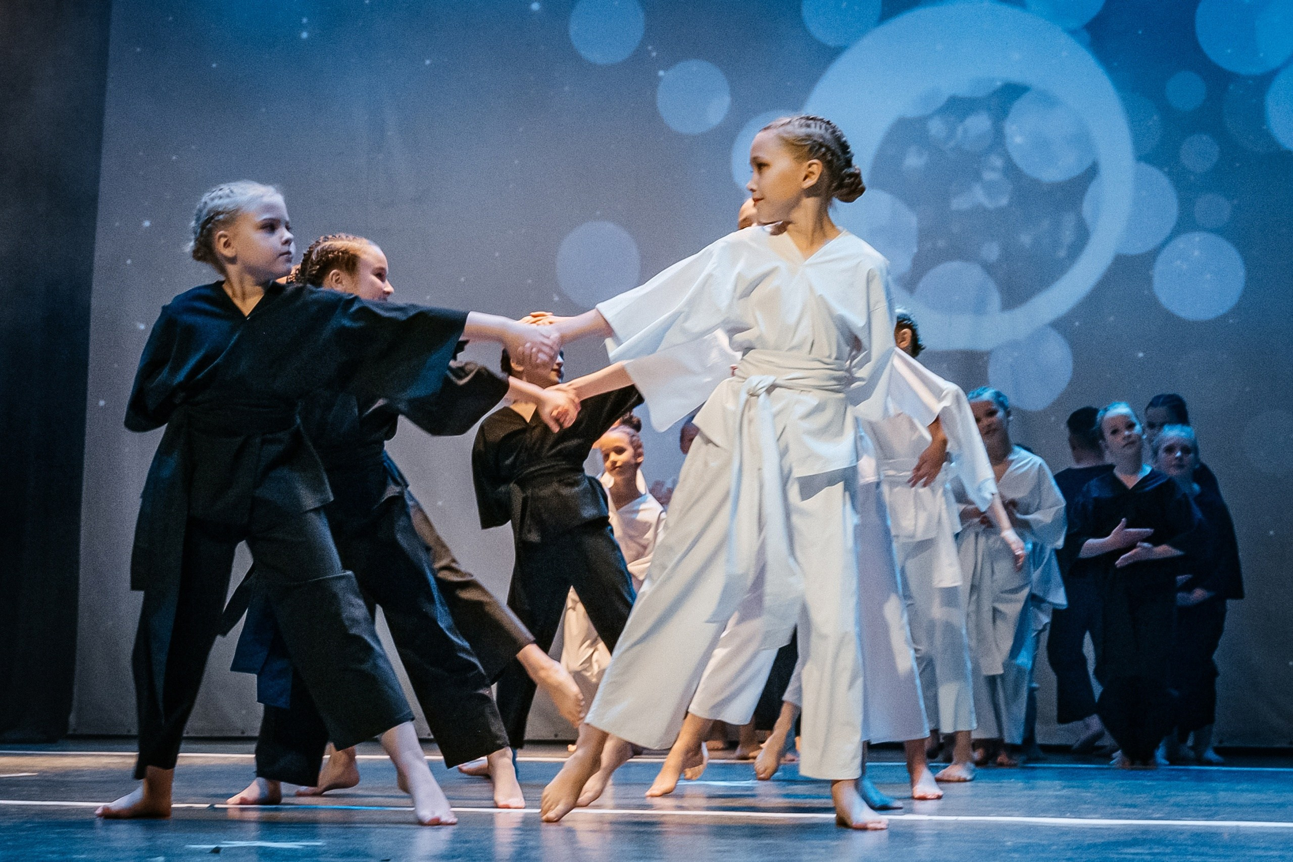 Танцы. Фотограф Елена Рогашкова