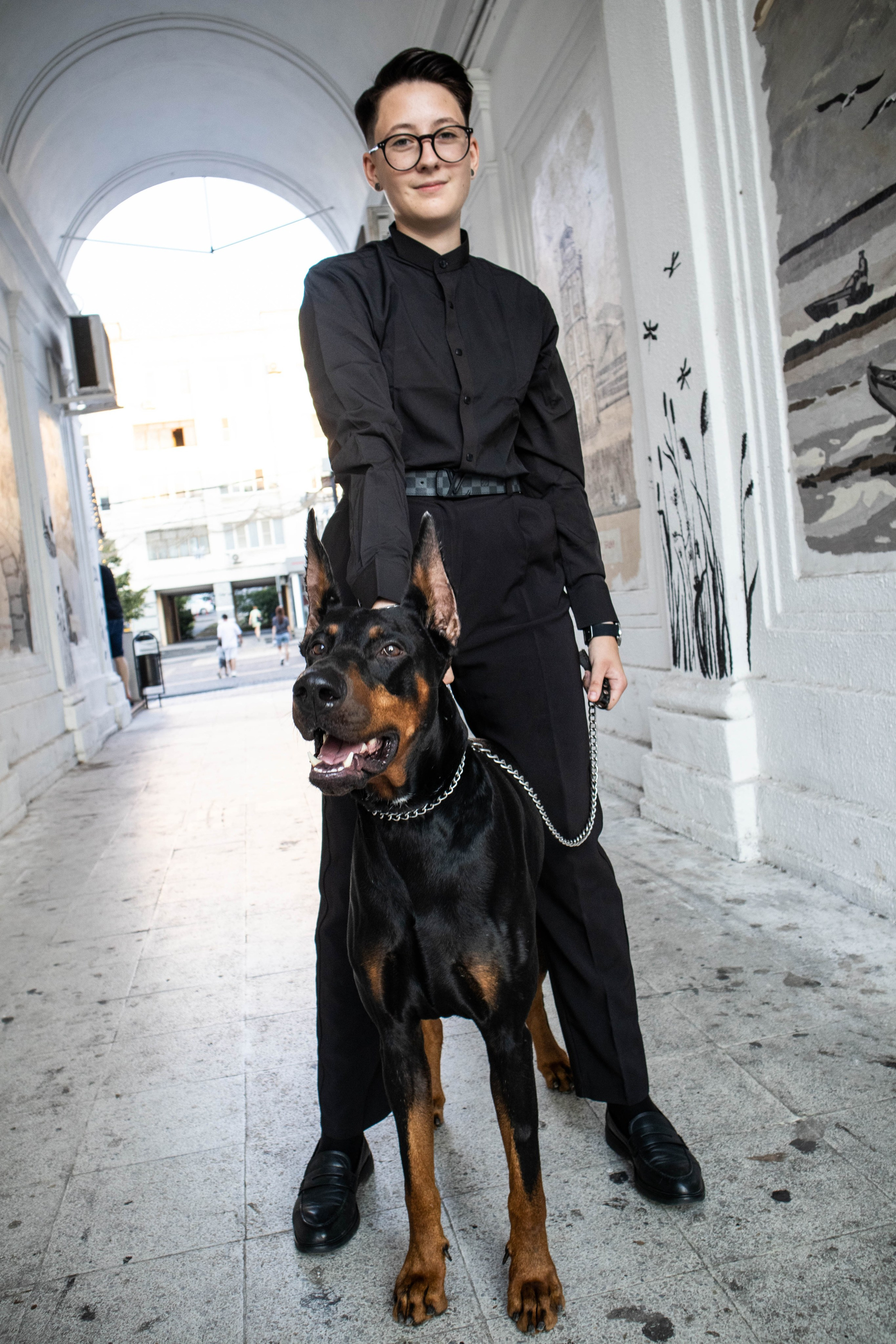 «Жизнь в ритме шага: пара с доберманом». Уличный фотограф Города N