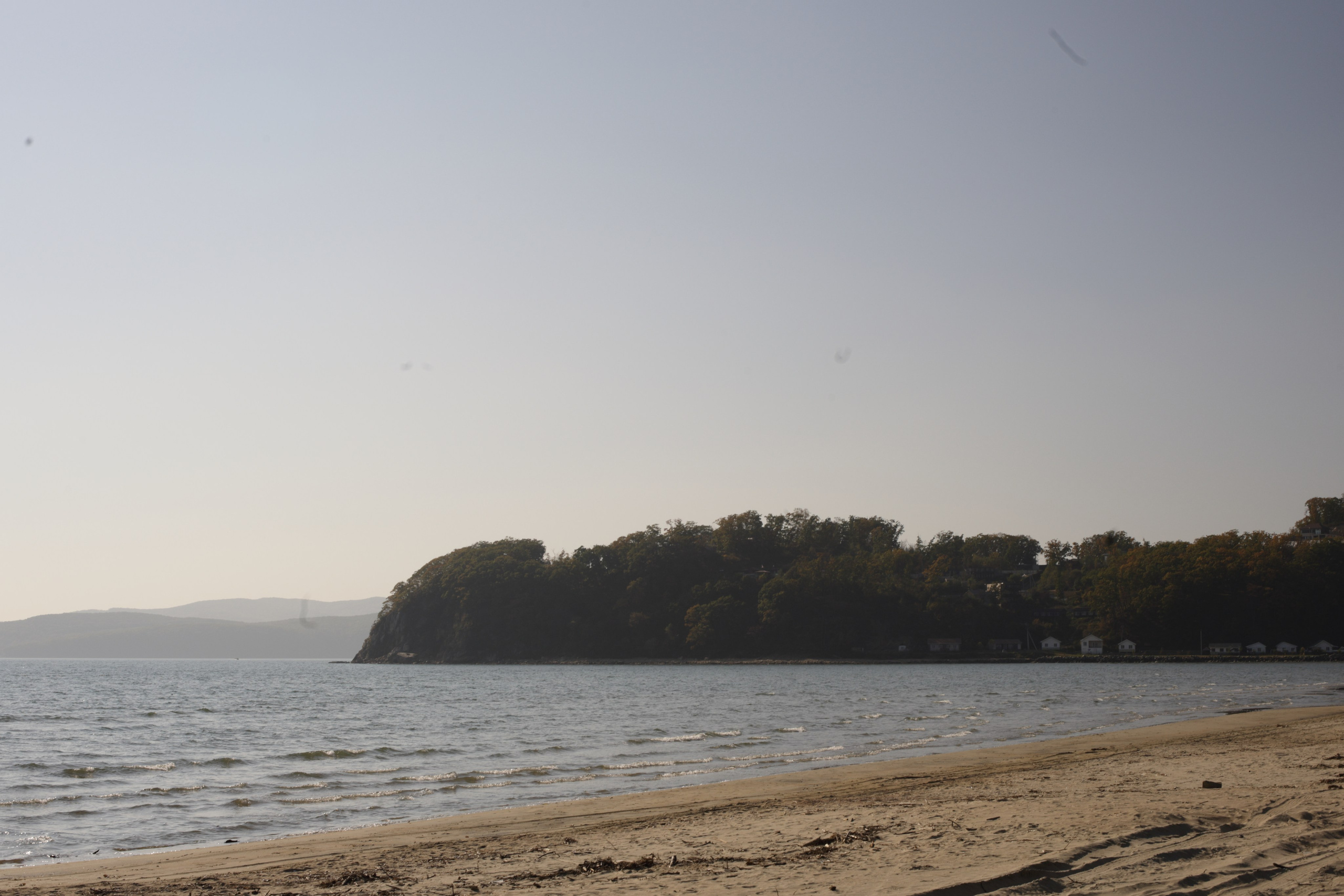 Морской залив в полдень