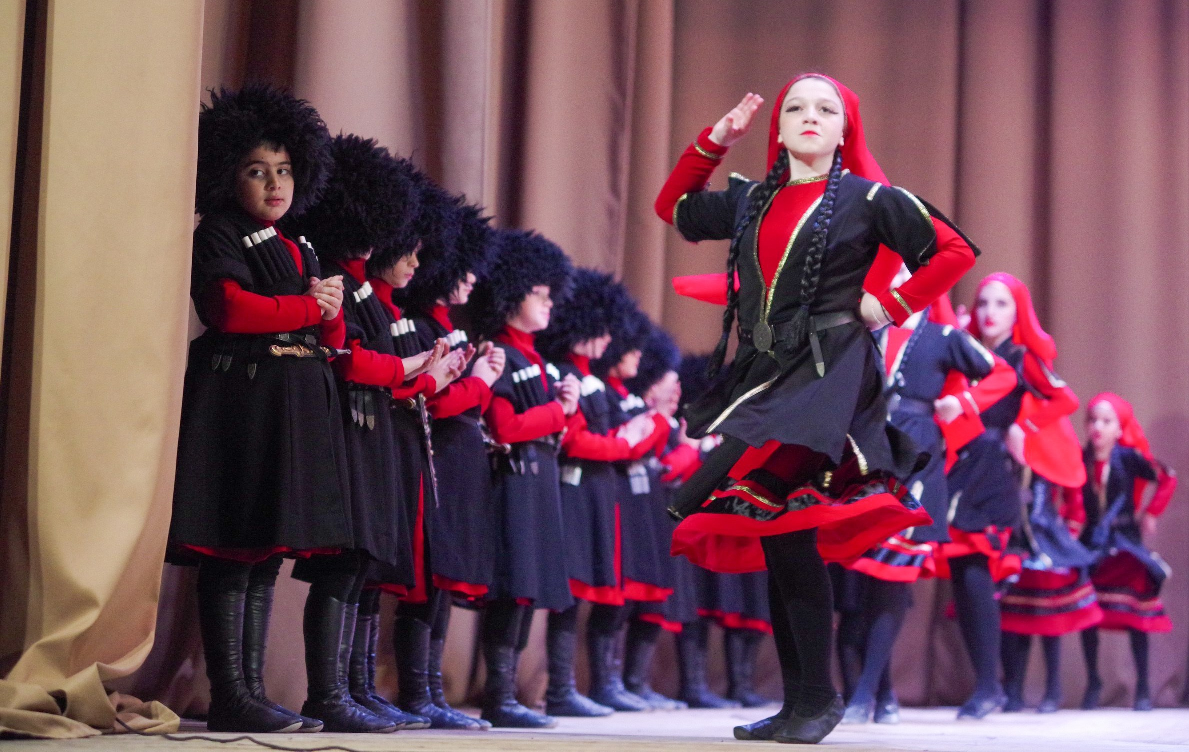 Грузинский танец. Портретный фотограф Денис Милютин