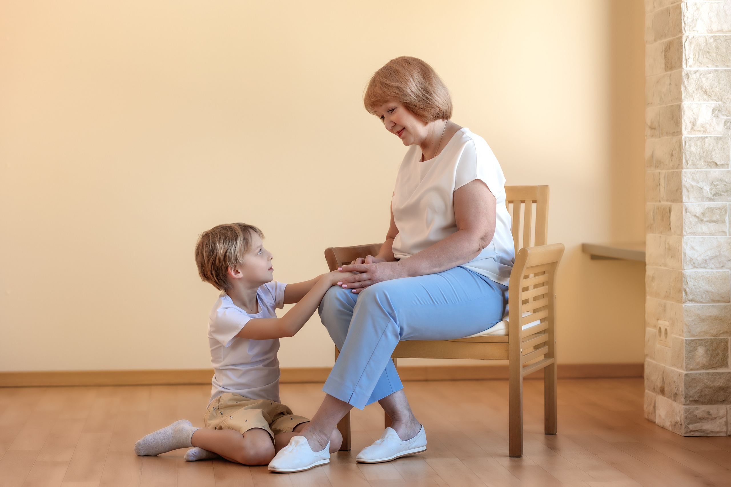 мама с сыном нежно смотрят друг на друга