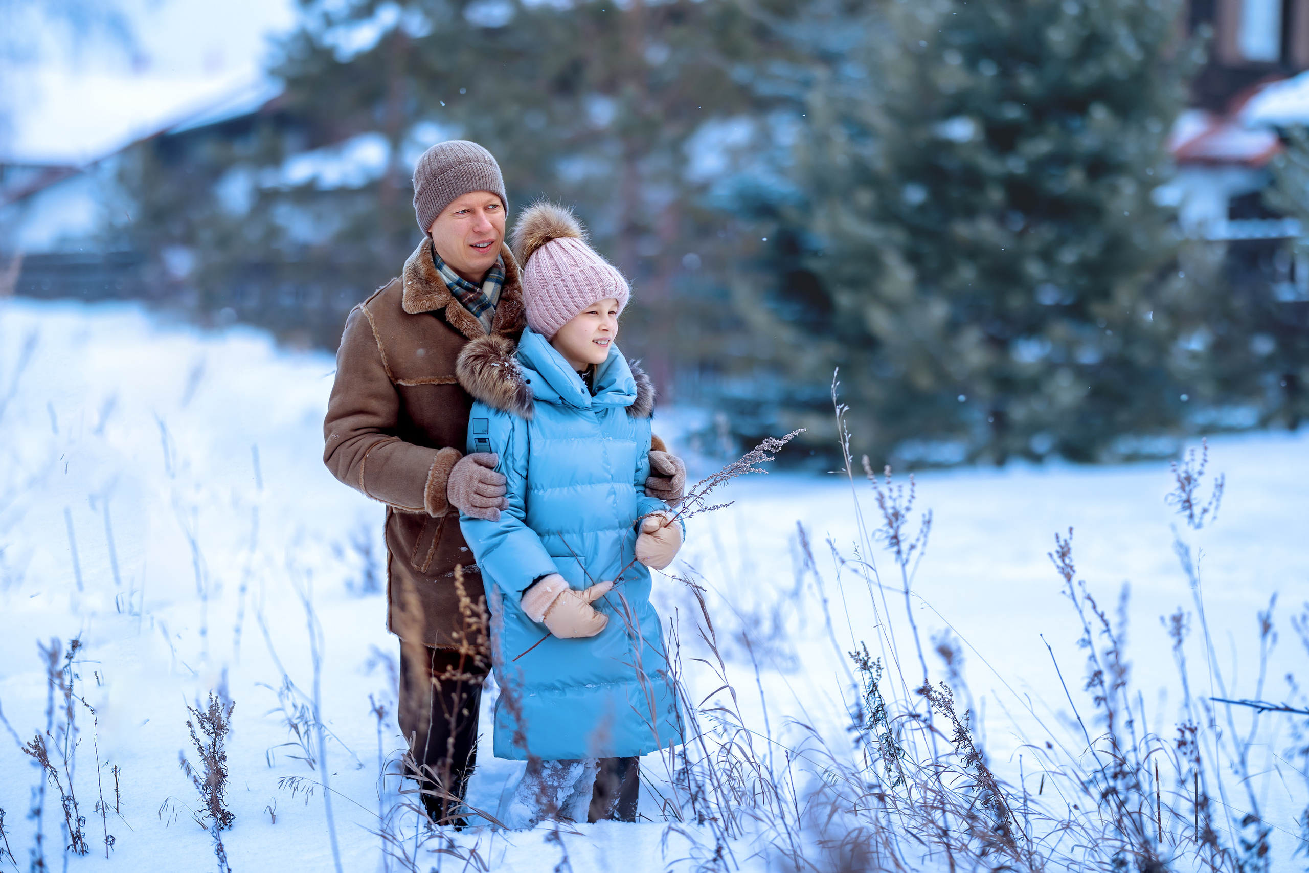 Зимние забавы. Фотосессия зимой в лесу. Девочка с папой возле снежной ёлки.