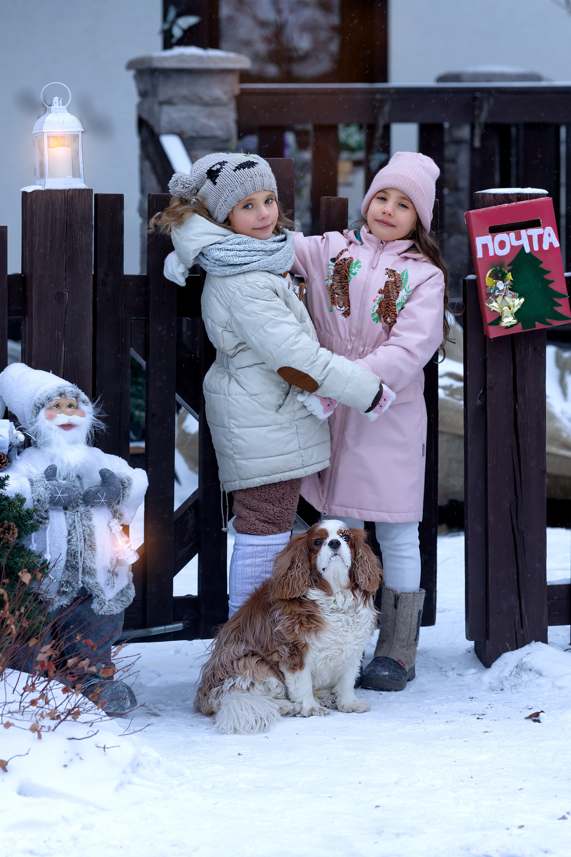 Дети девочка и мальчик отправляют письмо деду морозу