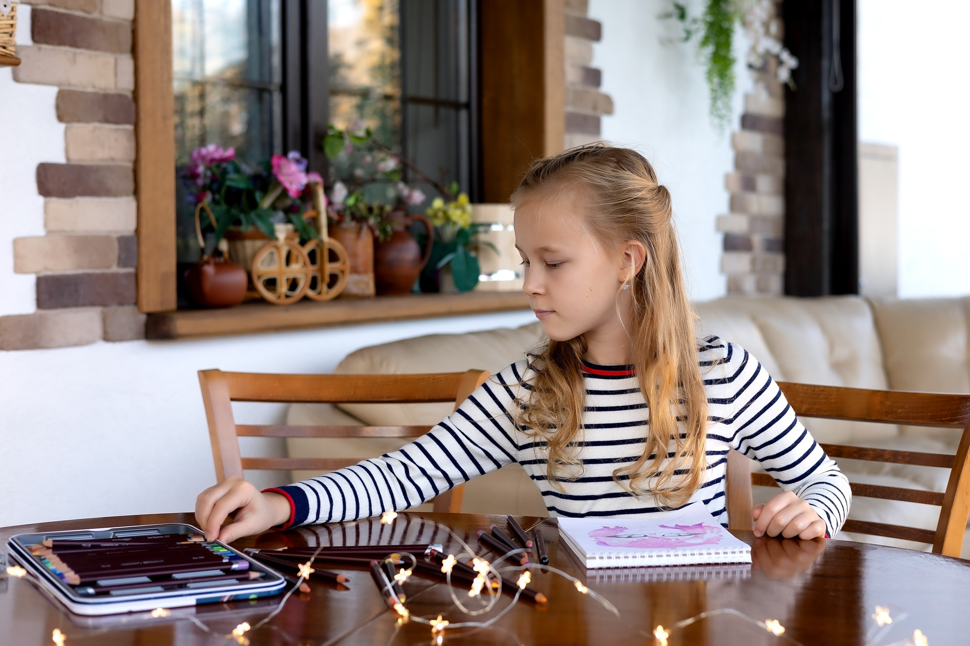 нежная фотосессия бабушки и внучки Девочка рисует