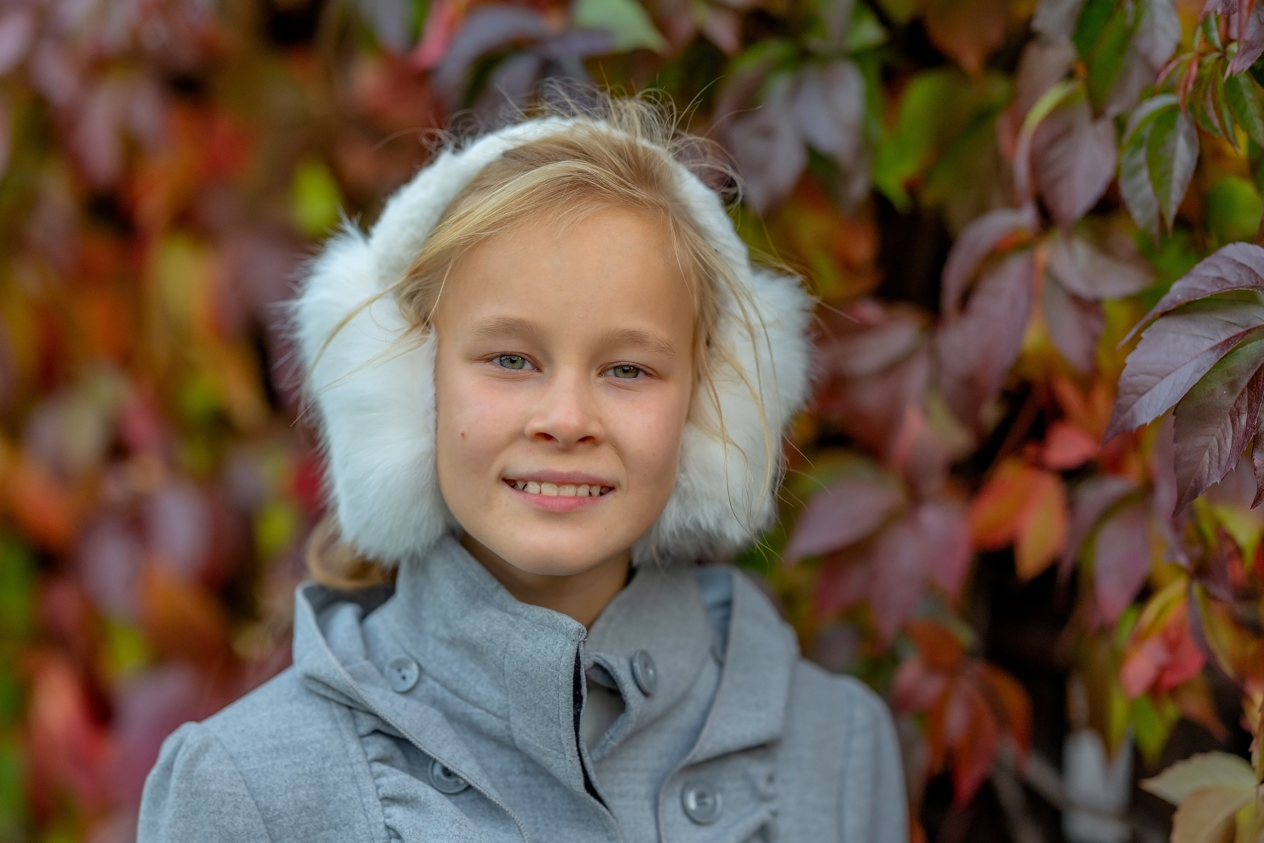 Девочка в парке ,  возле винограда