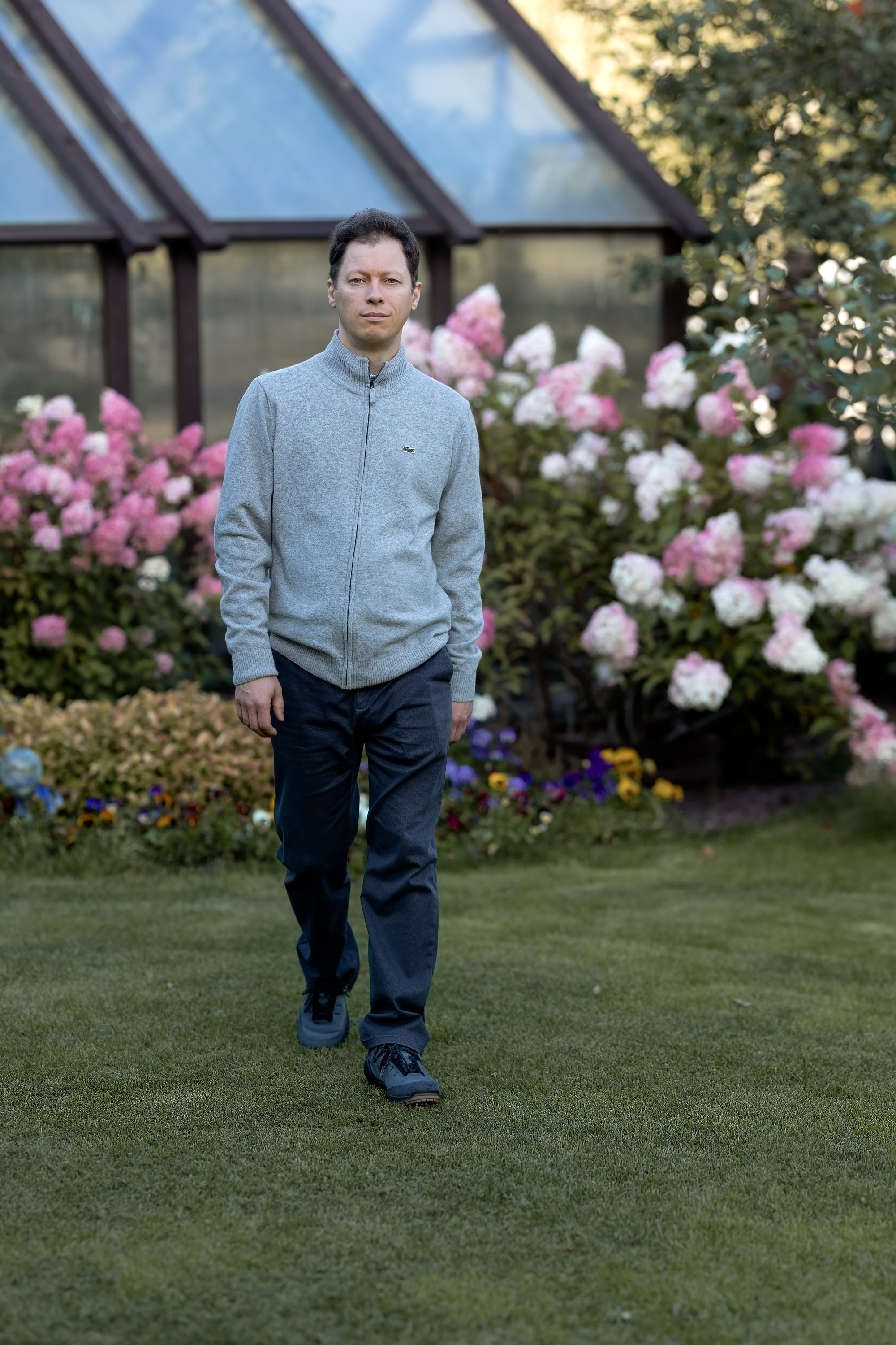 Мужчина идет возле гортензий. Фотосессия осенью.