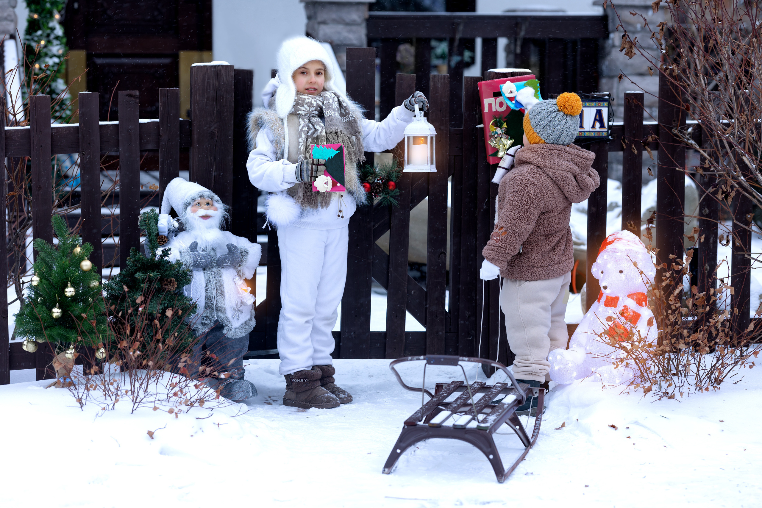 Дети девочка и мальчик отправляют письмо деду морозу