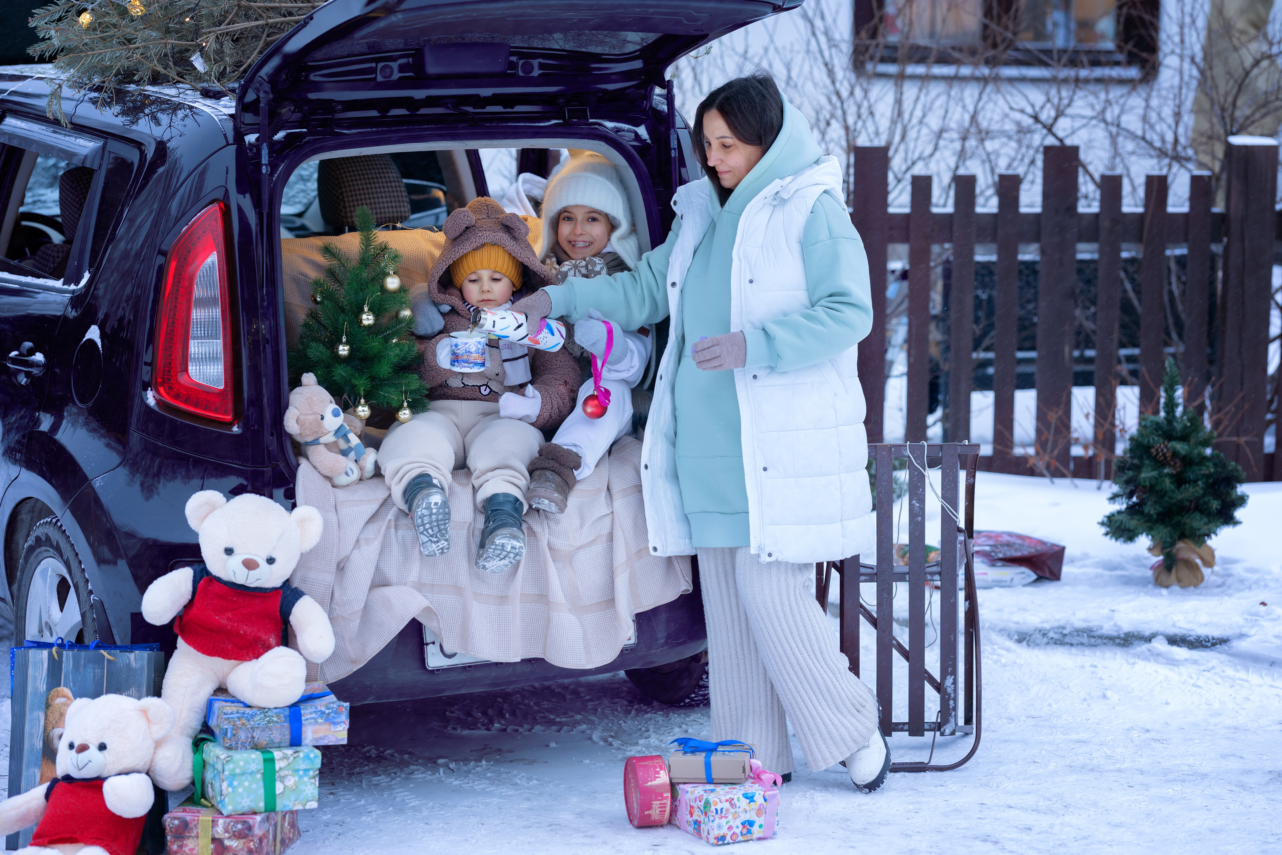 Новогодняя машина. Счастливые дети и мама пьют чай