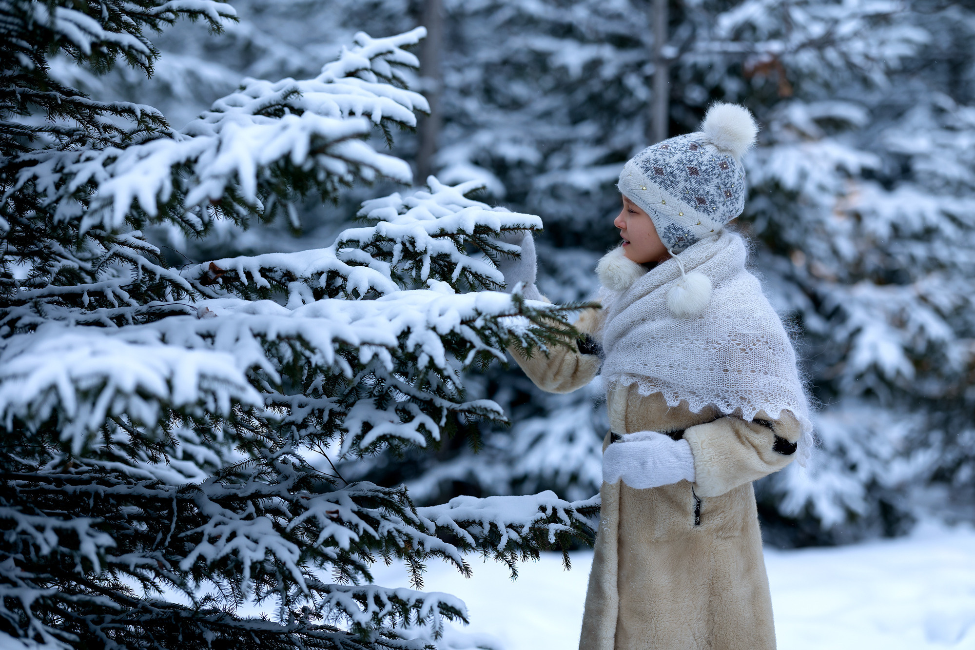Зимняя фотосессия в лесу. Новогодняя фотосессия в лесу с девочкой.