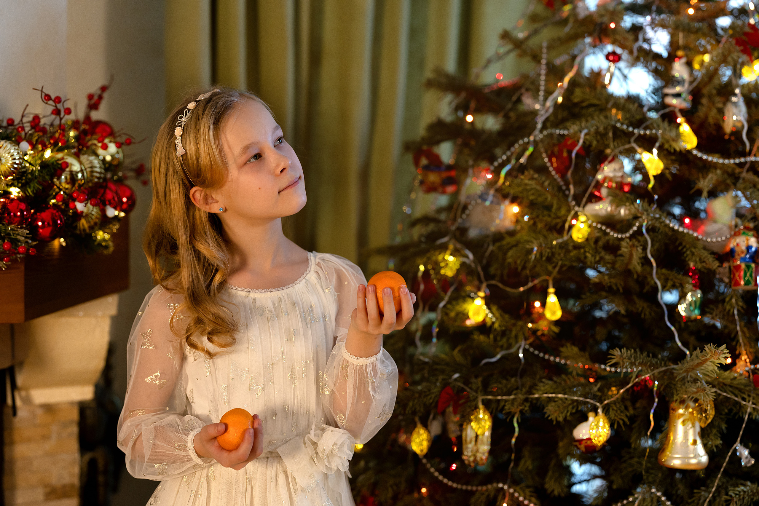 Рождество с семьей у камина. Папа с дочкой на новый год.