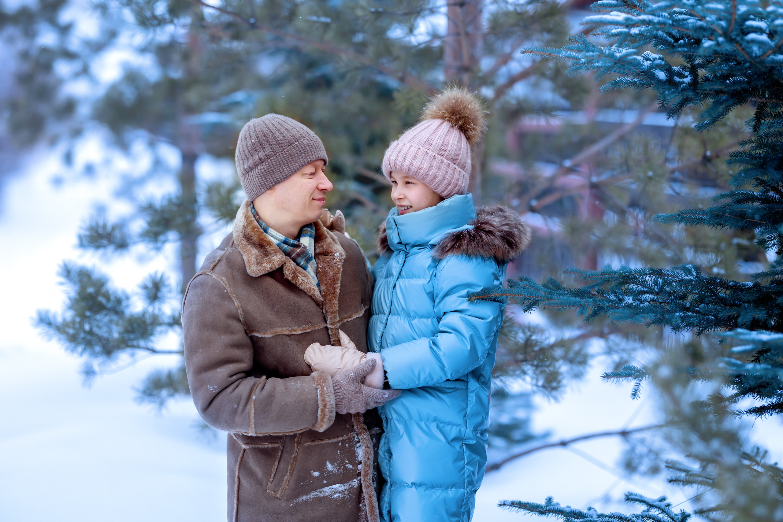 Зимние забавы. Фотосессия зимой в лесу. Девочка с папой возле снежной ёлки.