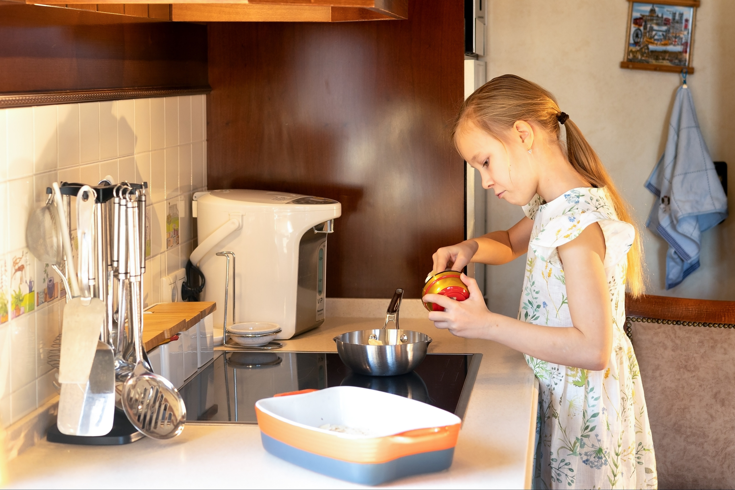 Юный кулинар. Девочка печет торт и выпечку на кухне. фотосессия на кухне