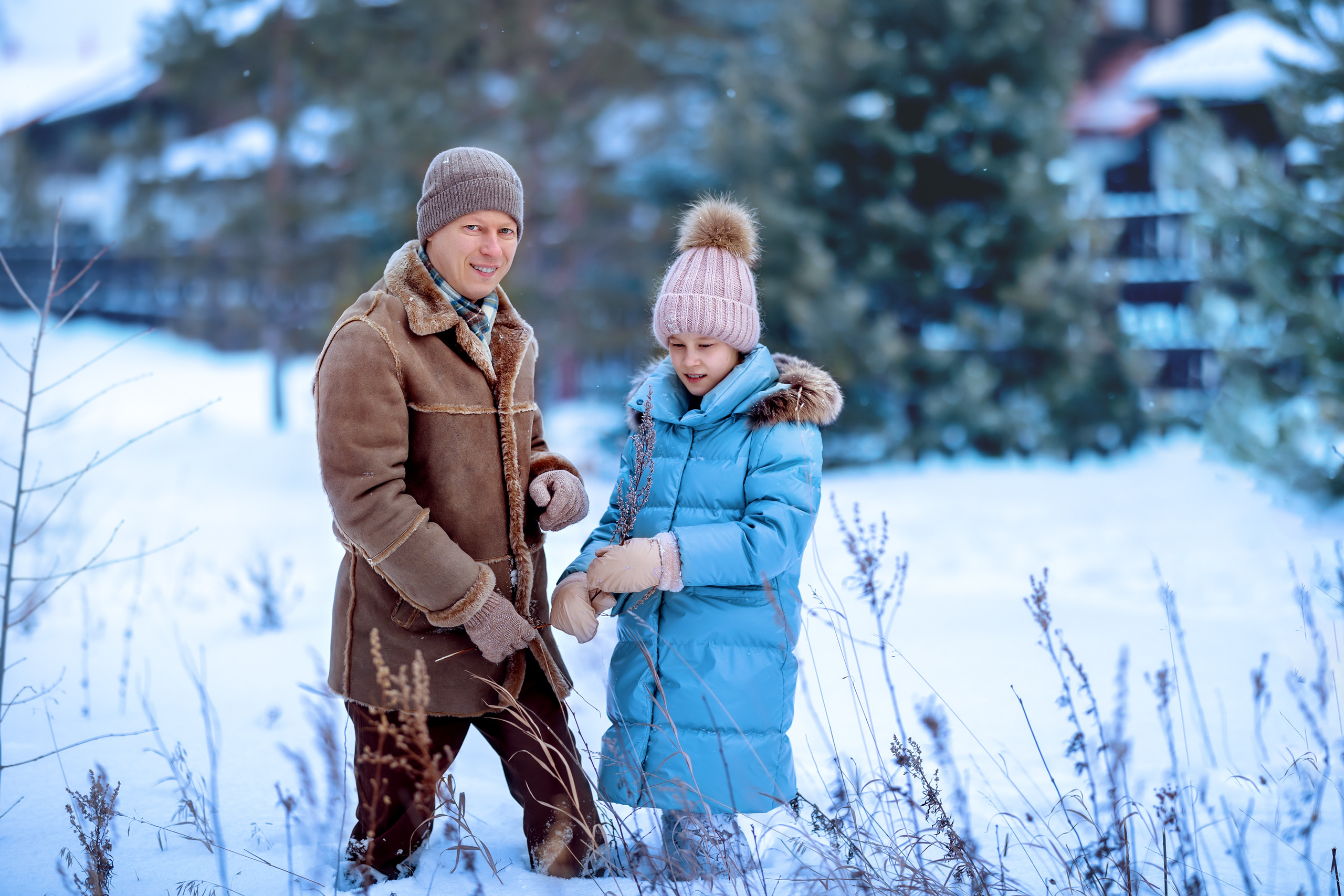 Зимние забавы. Фотосессия зимой в лесу. Девочка с папой возле снежной ёлки.