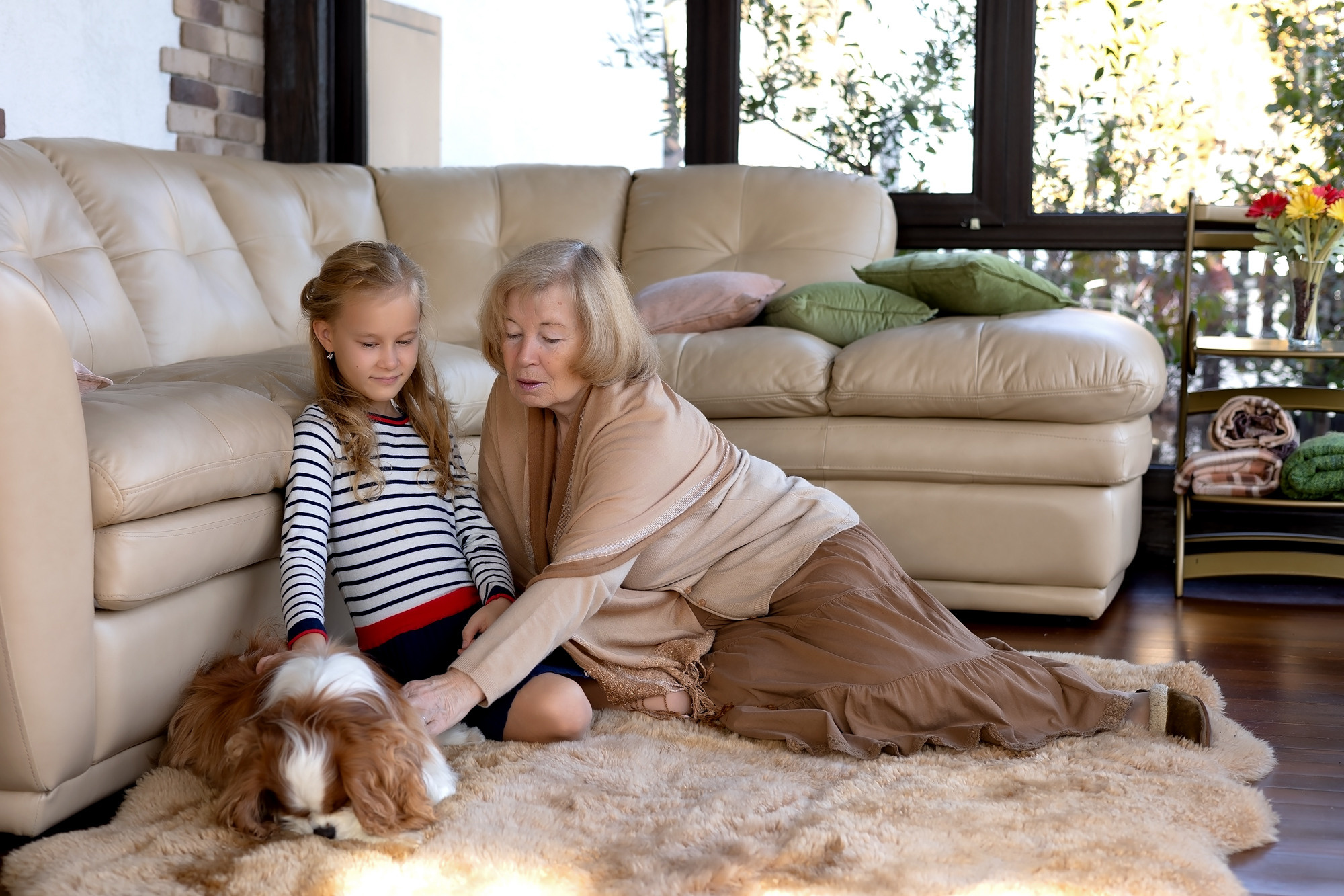 нежная фотосессия бабушки и внучки Бабушка играет с девочкой