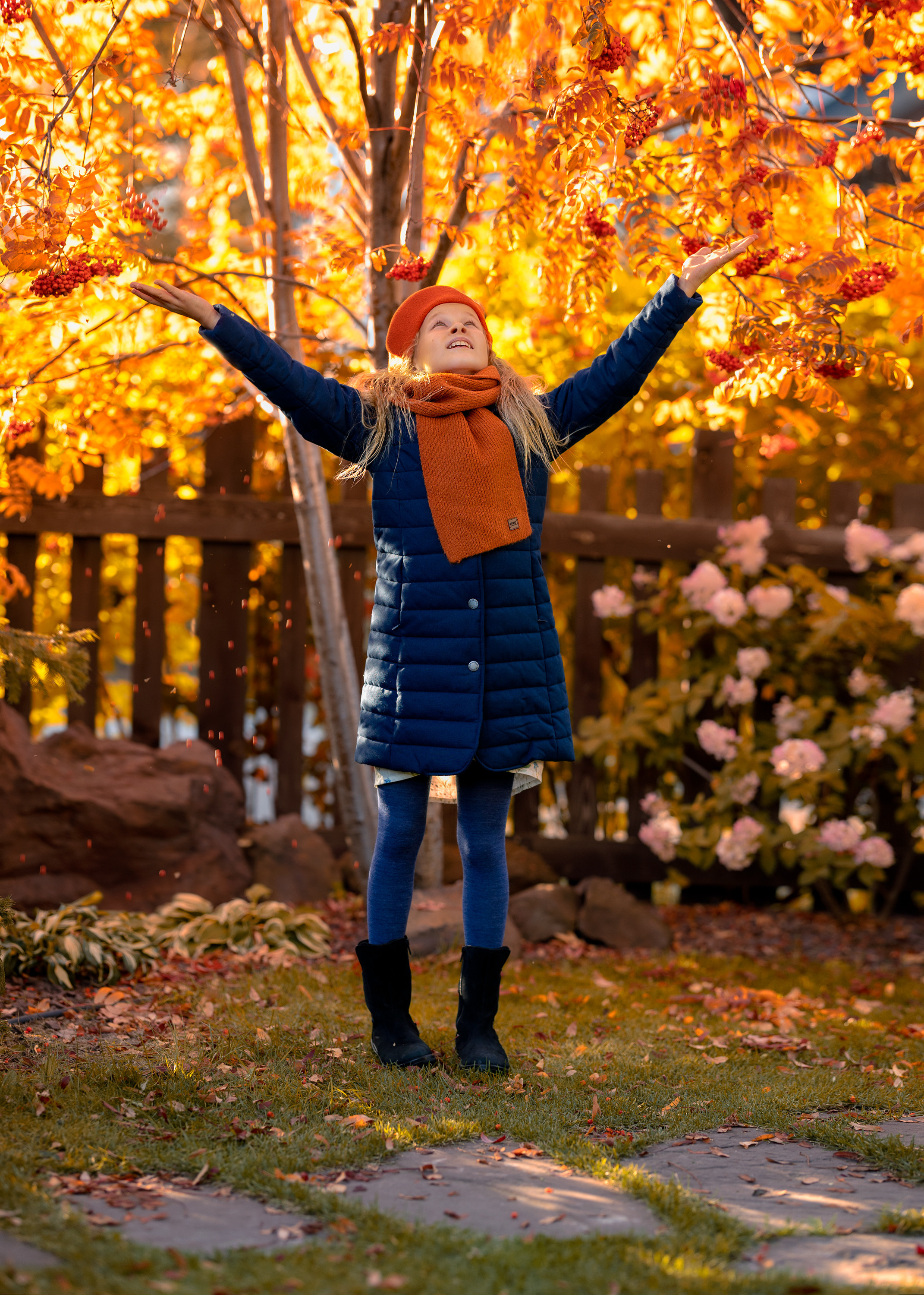 Девочка кружится возле осенней рябины. Фотосессия осенью.