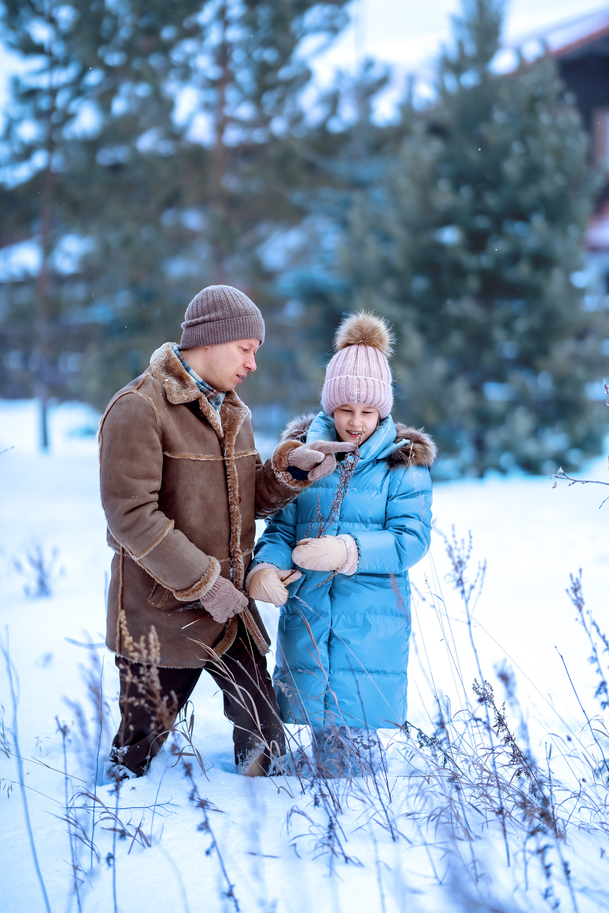Зимние забавы. Фотосессия зимой в лесу. Девочка с папой возле снежной ёлки.