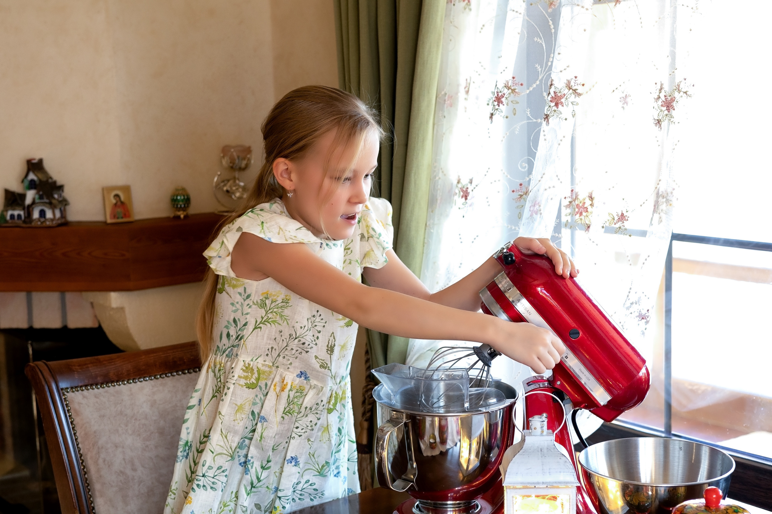 Юный кулинар. Девочка печет торт и выпечку на кухне. фотосессия на кухне