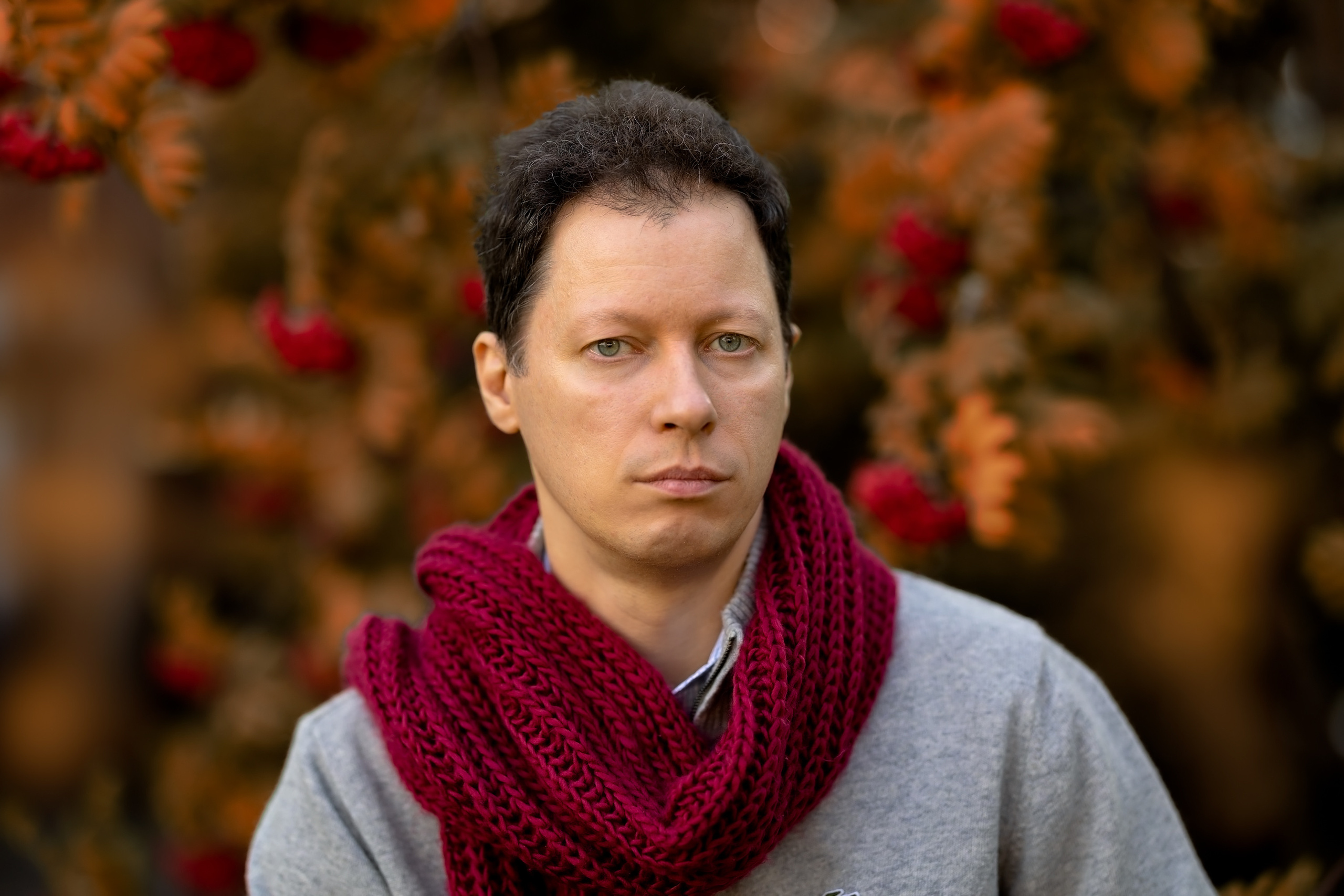 Мужчина возле осенней рябины. Фотосессия осенью.