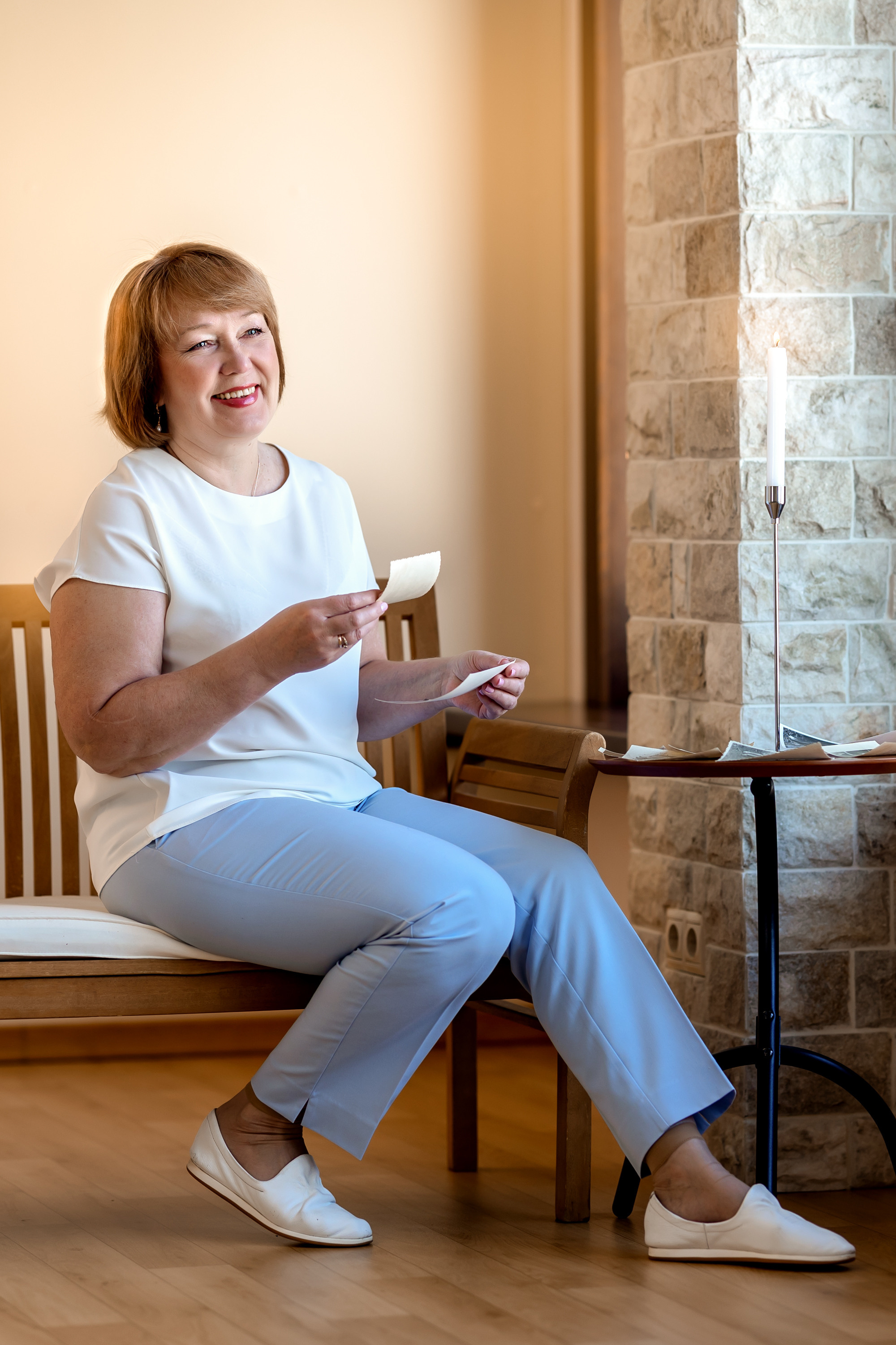 женщина смотрит фотографии за столиком горят свечи