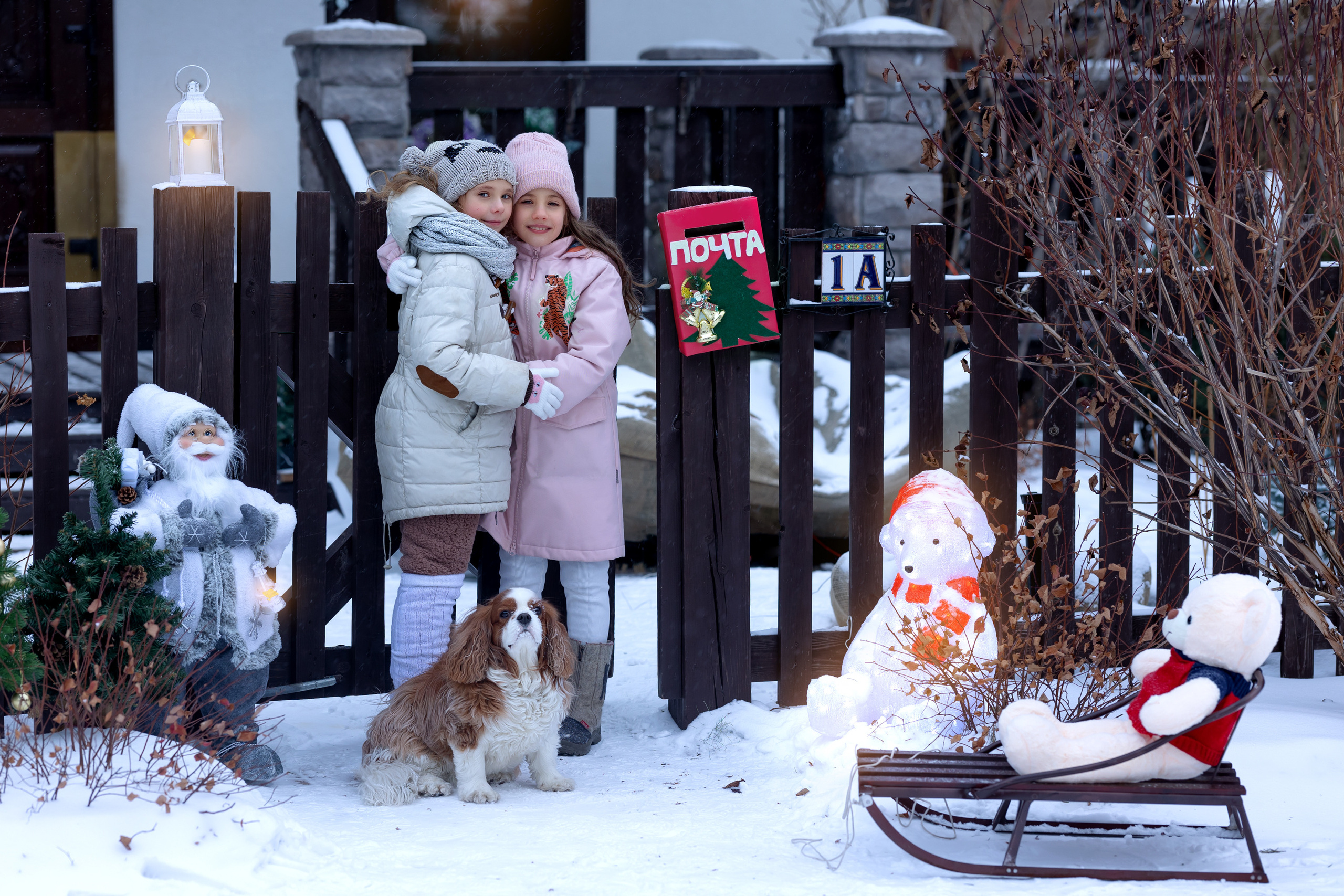 Дети девочка и мальчик отправляют письмо деду морозу