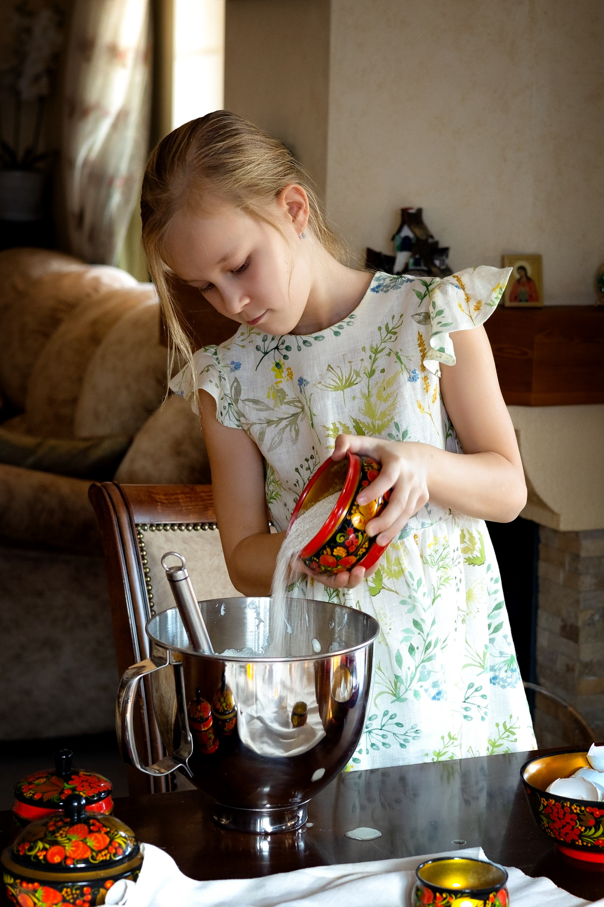 Юный кулинар. Девочка печет торт и выпечку на кухне. фотосессия на кухне