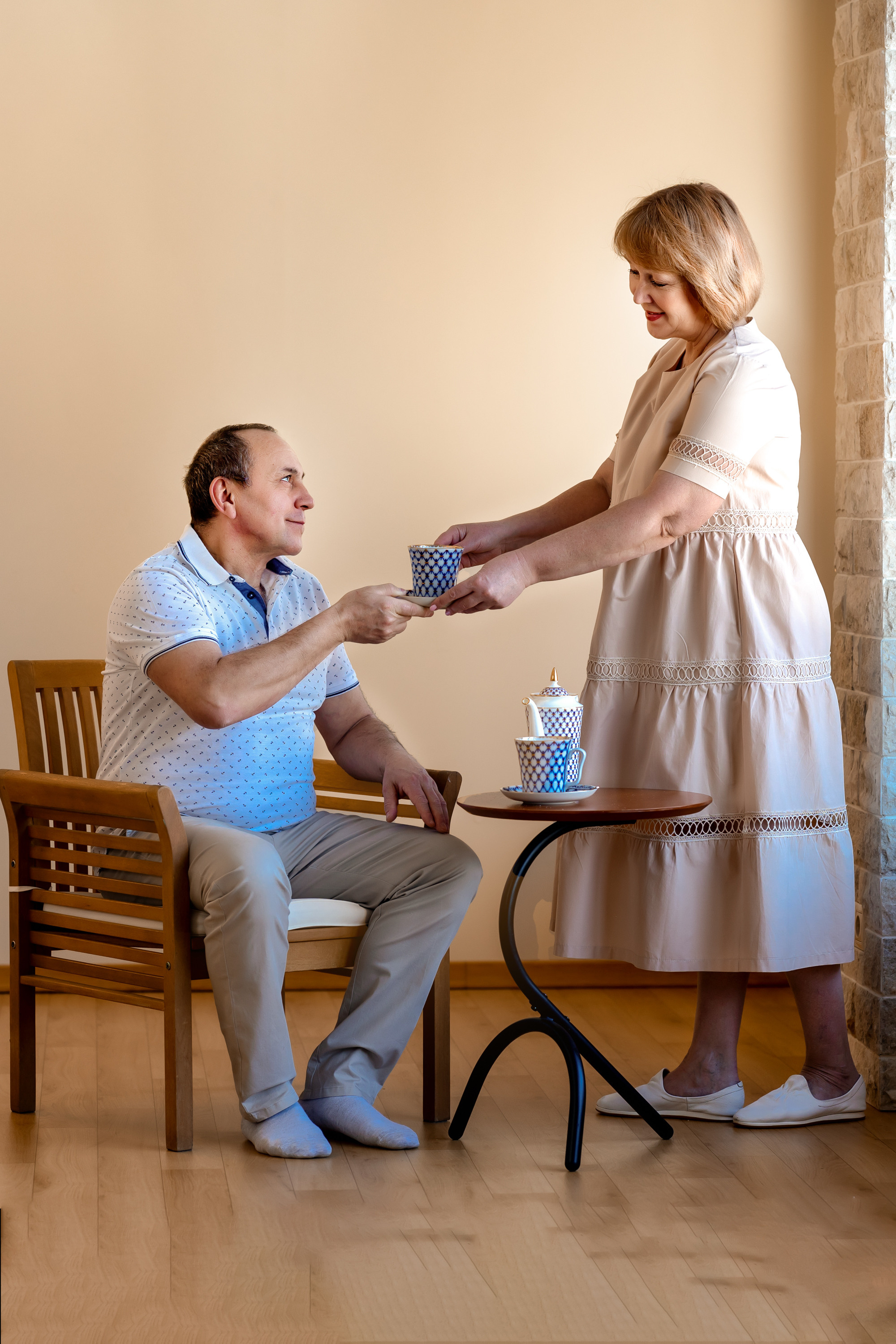 жена поит чаем мужа