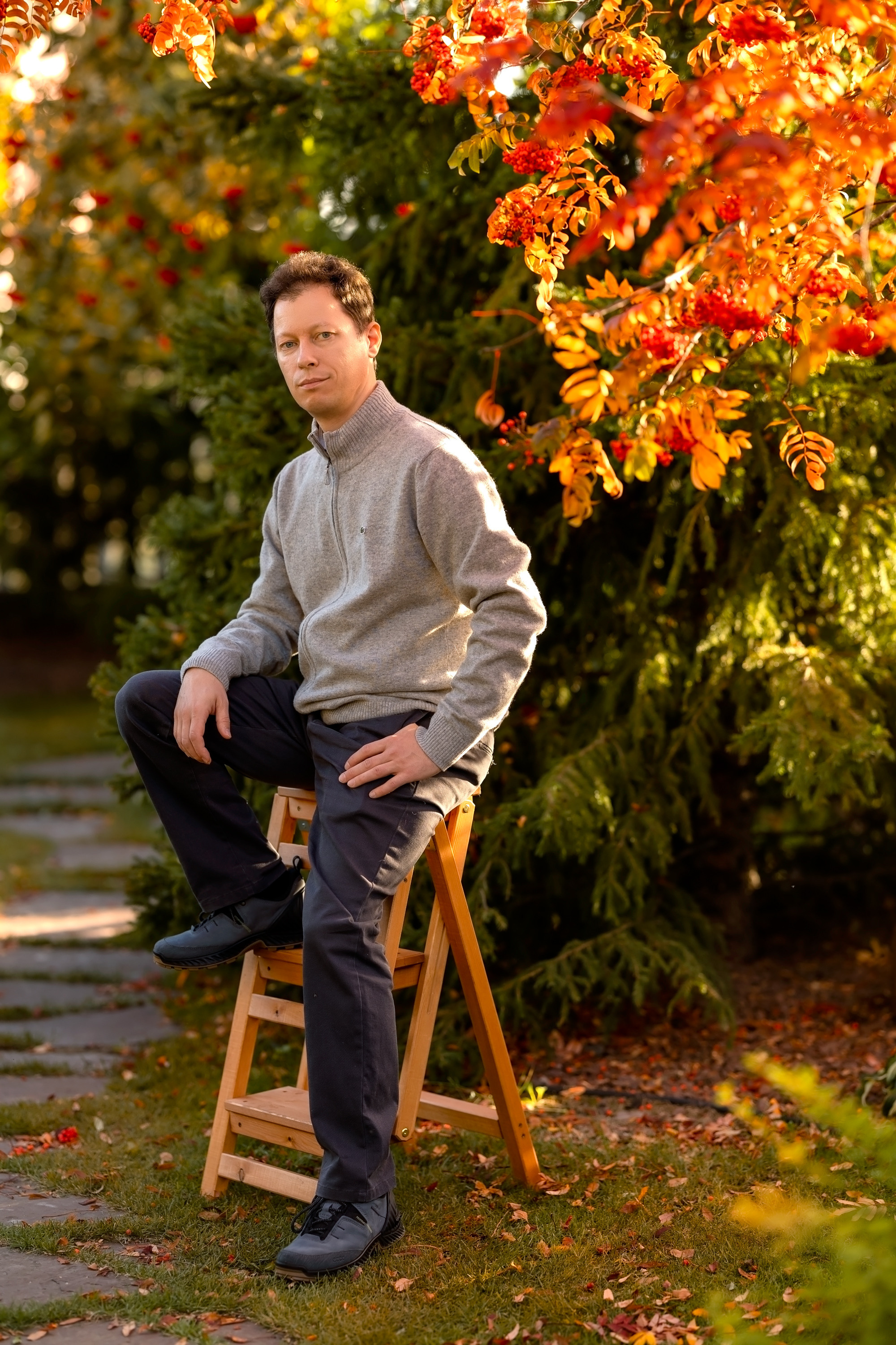 Мужчина возле осенней рябины. Фотосессия осенью.