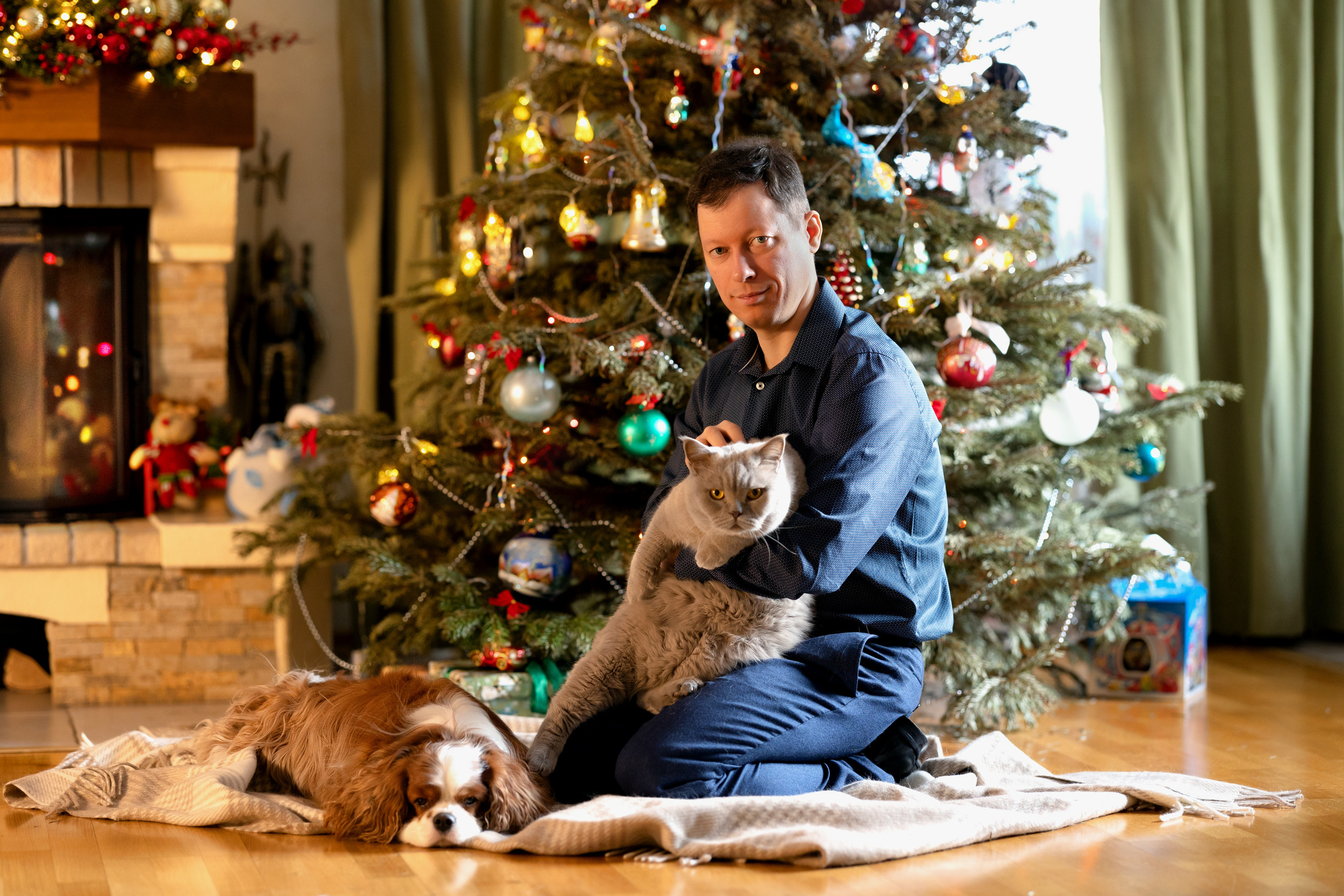 Рождество с семьей у камина. Папа с дочкой на новый год.