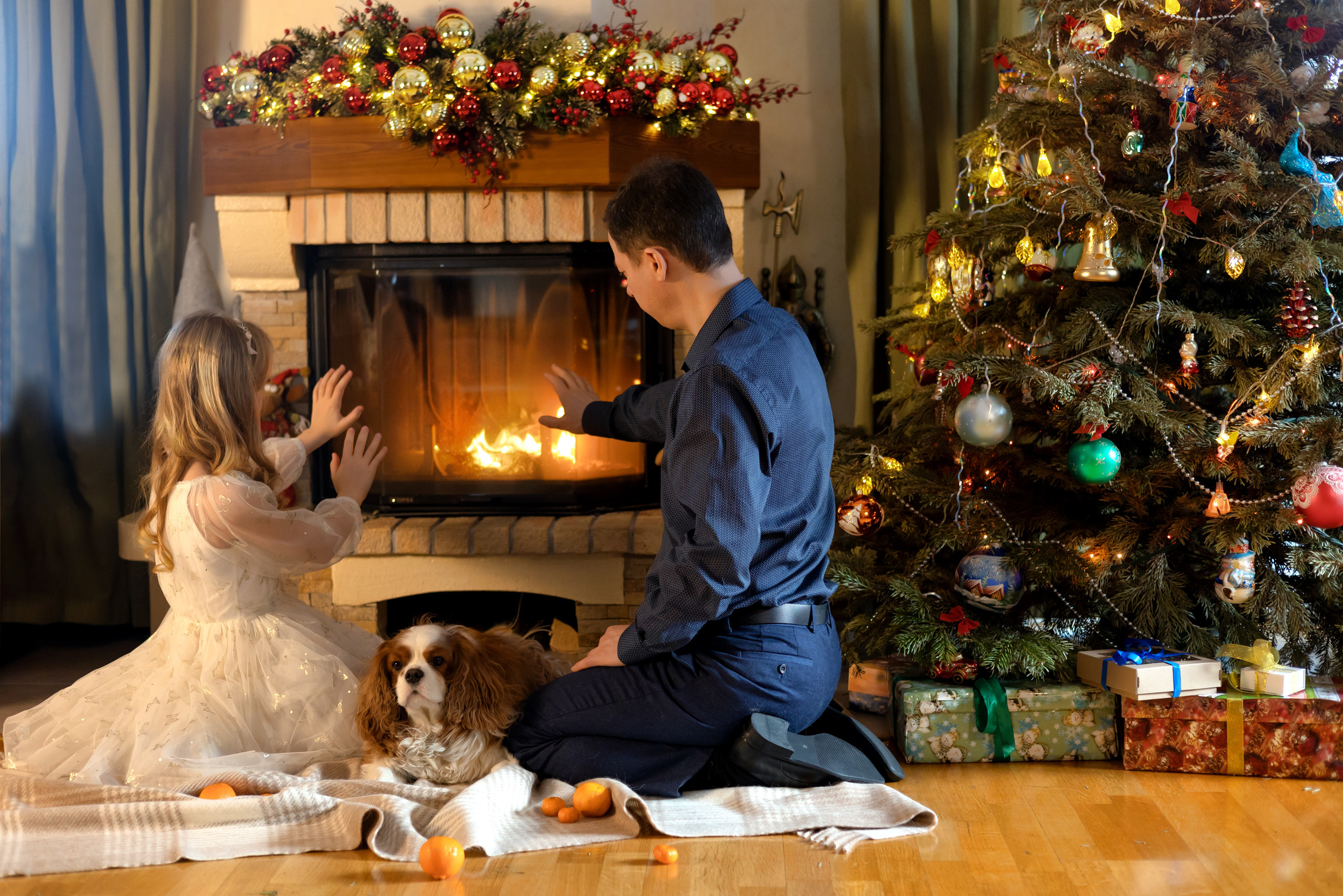 Рождество с семьей у камина. Папа с дочкой на новый год.