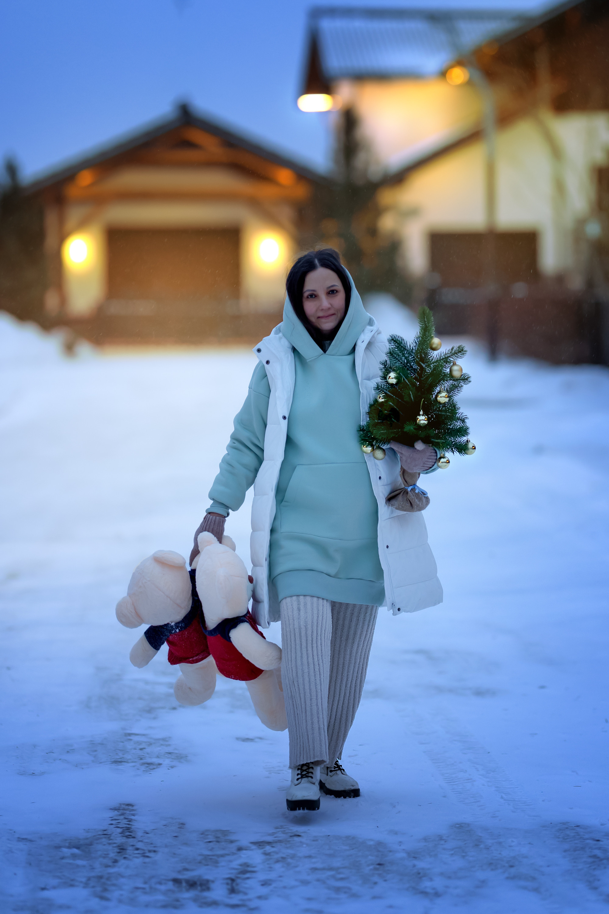 Мама несет новогоднюю ёлку домой