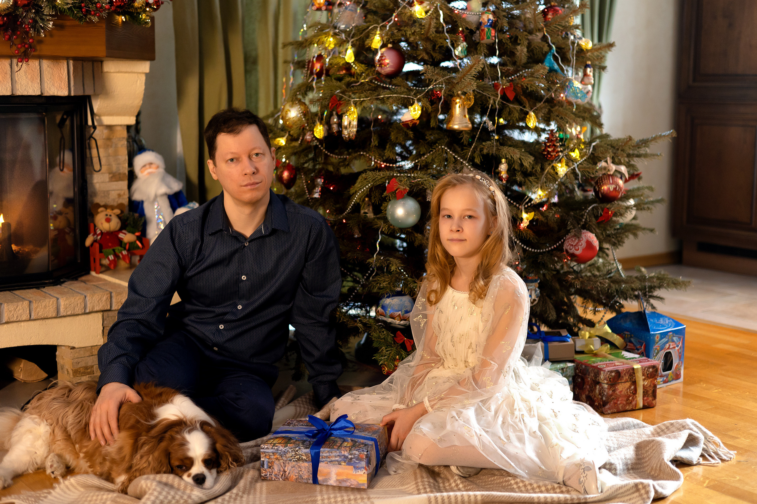 Рождество с семьей у камина. Папа с дочкой на новый год.