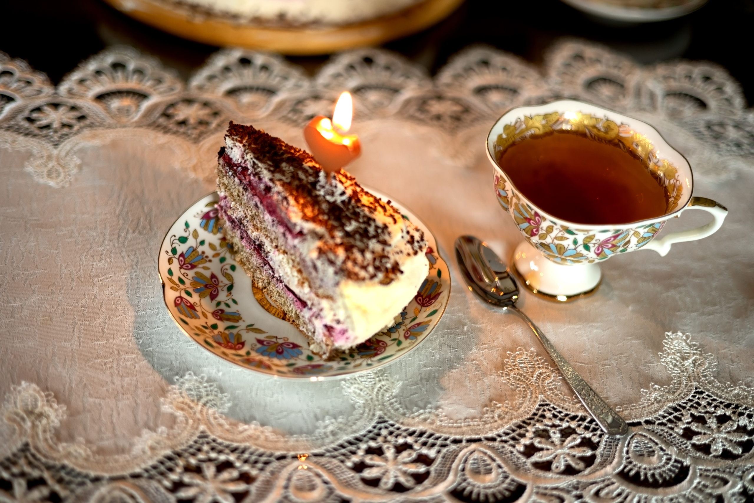 Юный кулинар. Девочка печет торт и выпечку на кухне. фотосессия на кухне