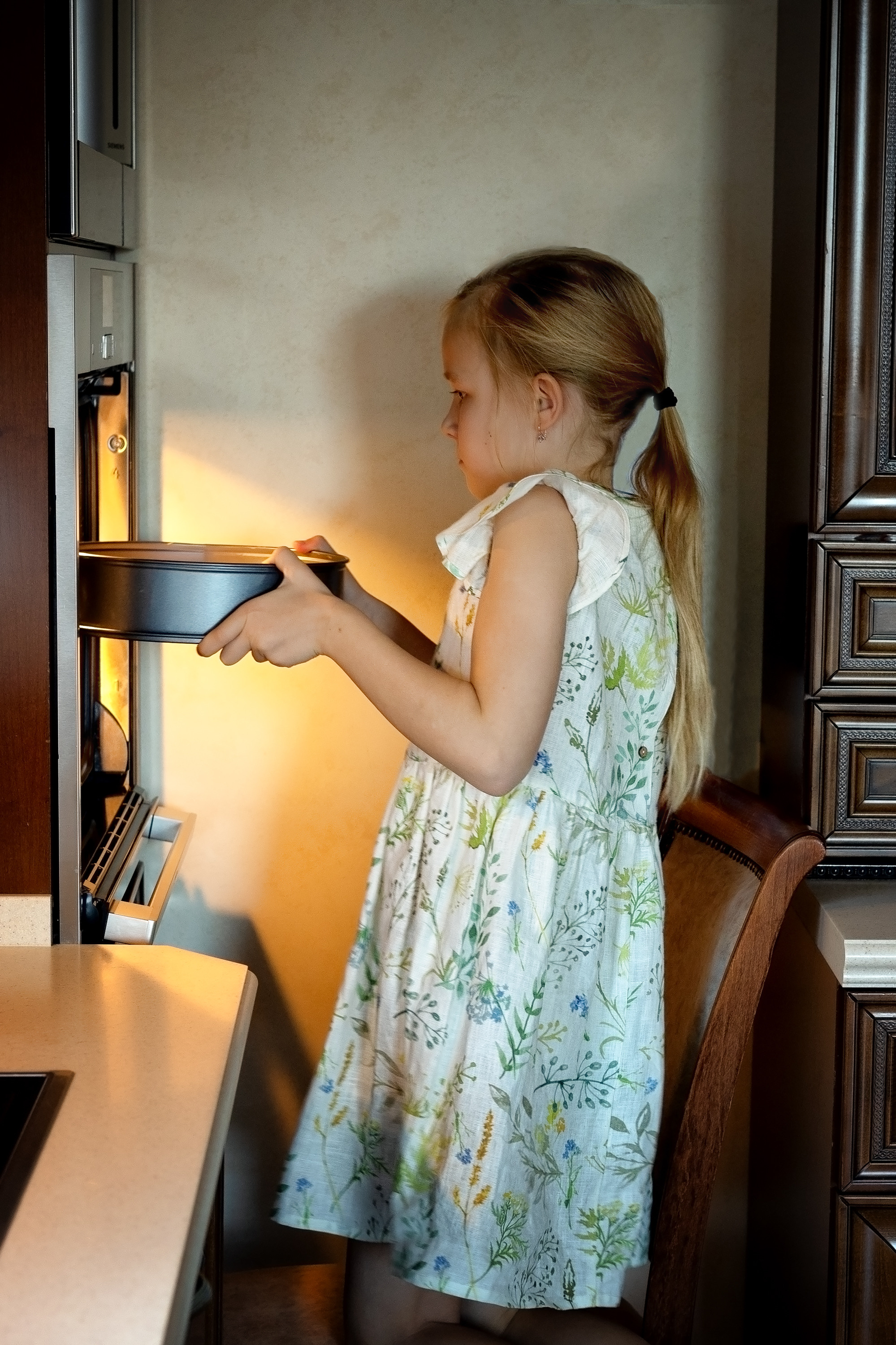 Юный кулинар. Девочка печет торт и выпечку на кухне. фотосессия на кухне