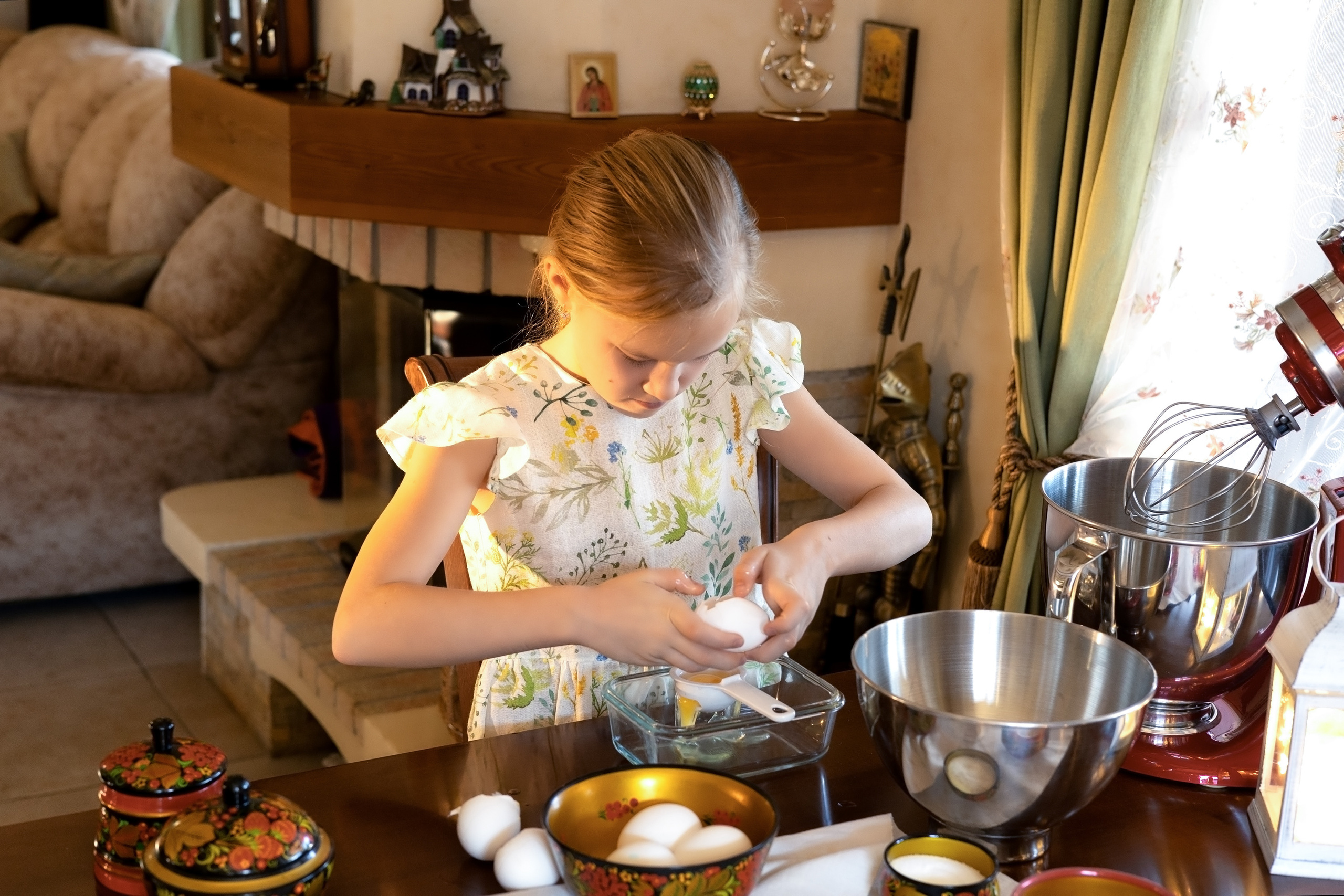 Юный кулинар. Девочка печет торт и выпечку на кухне. фотосессия на кухне