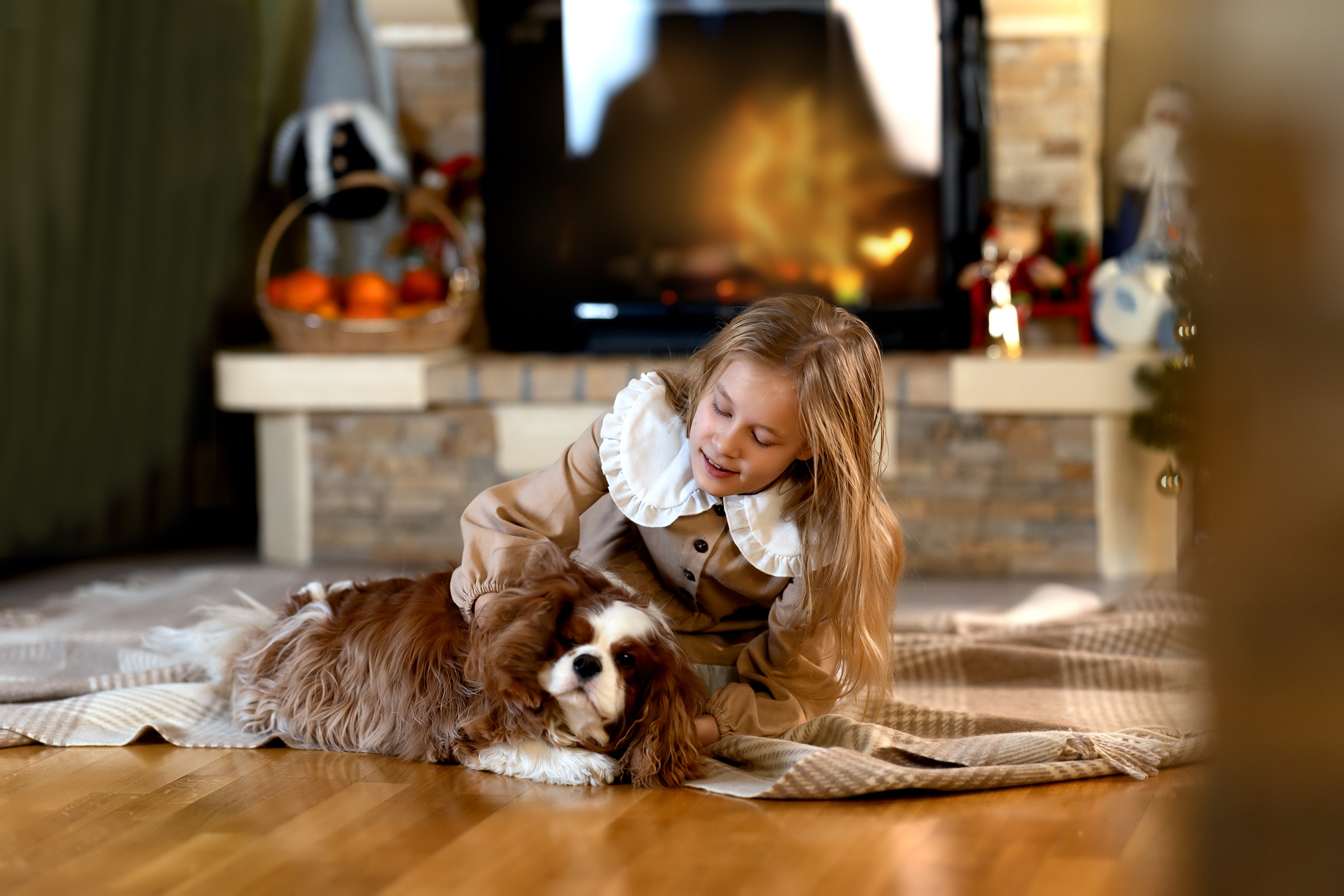 Девочка с собакой возле камина, новогодняя фотосессия.Рождество дома