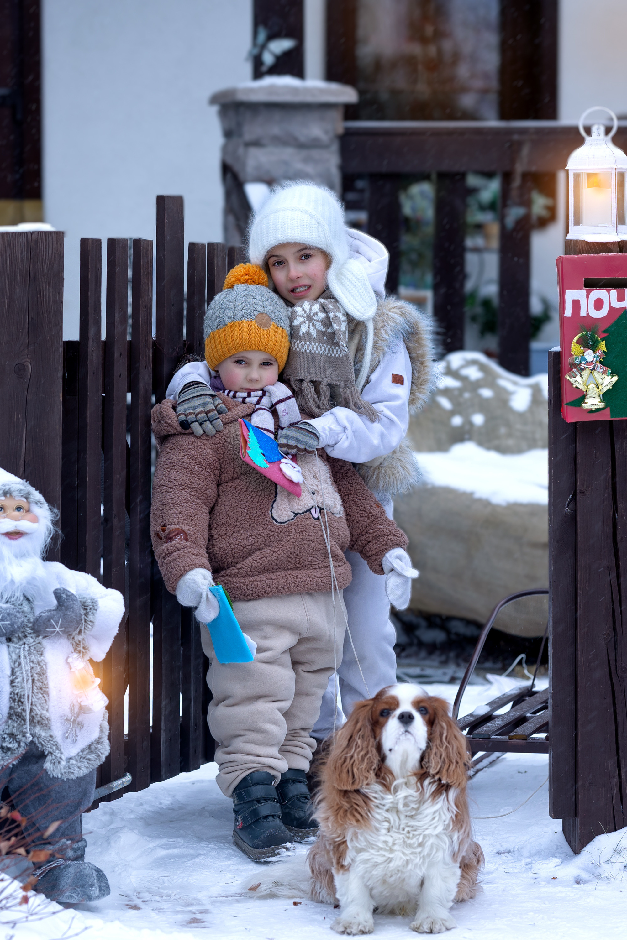 Дети девочка и мальчик отправляют письмо деду морозу