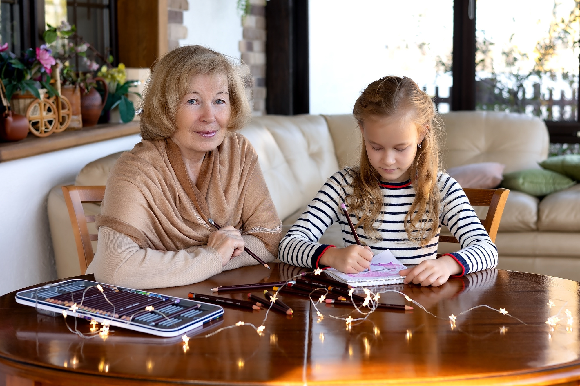 нежная фотосессия бабушки и внучки Бабушка рисует с внучкой