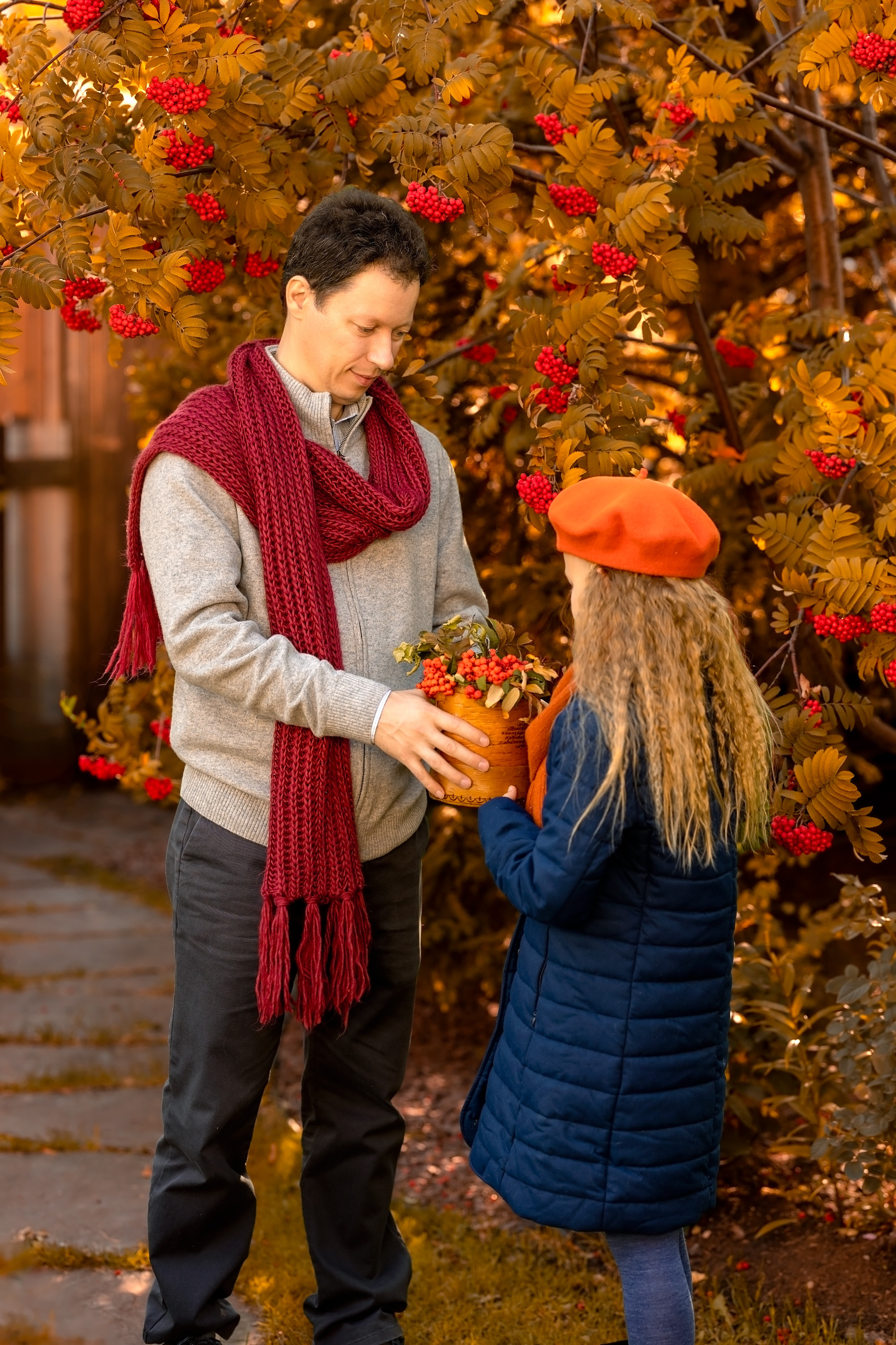 Девочка с мужчиной папой возле осенней рябины. Фотосессия осенью.