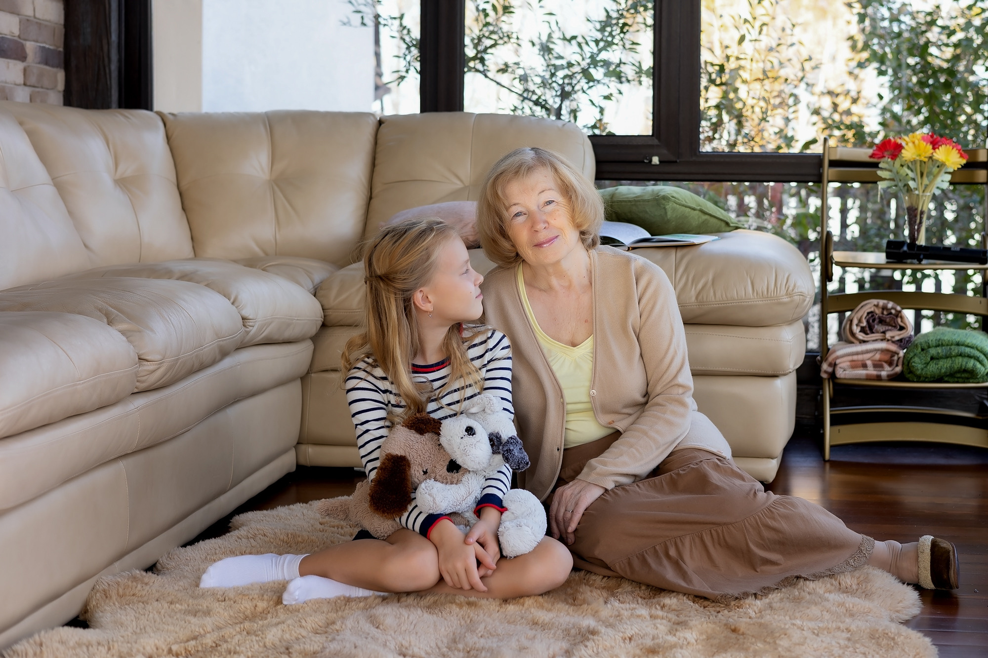 нежная фотосессия бабушки и внучки. Бабушка играет с внучкой