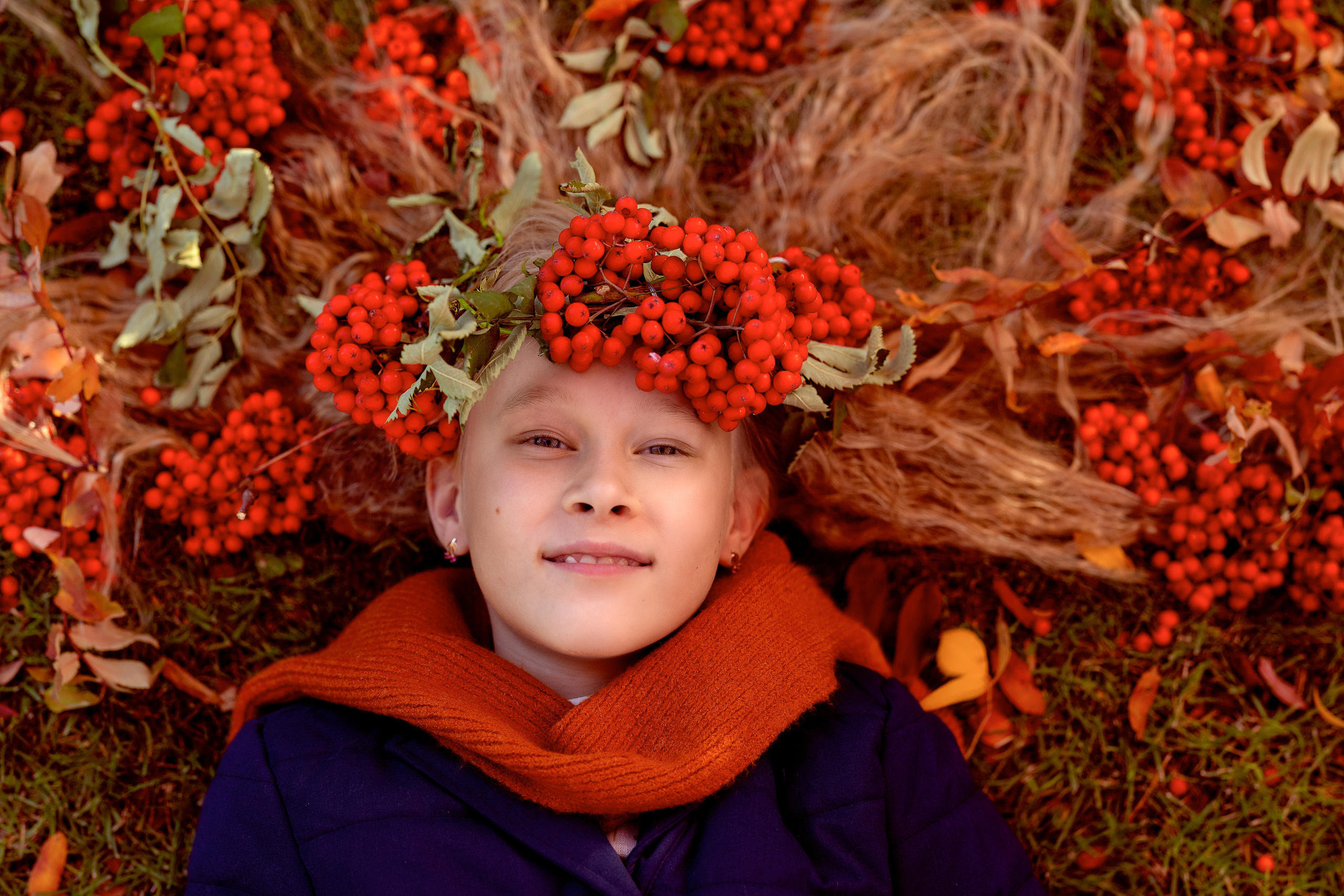 Девочка с рябиновым венком. Фотосессия осенью.