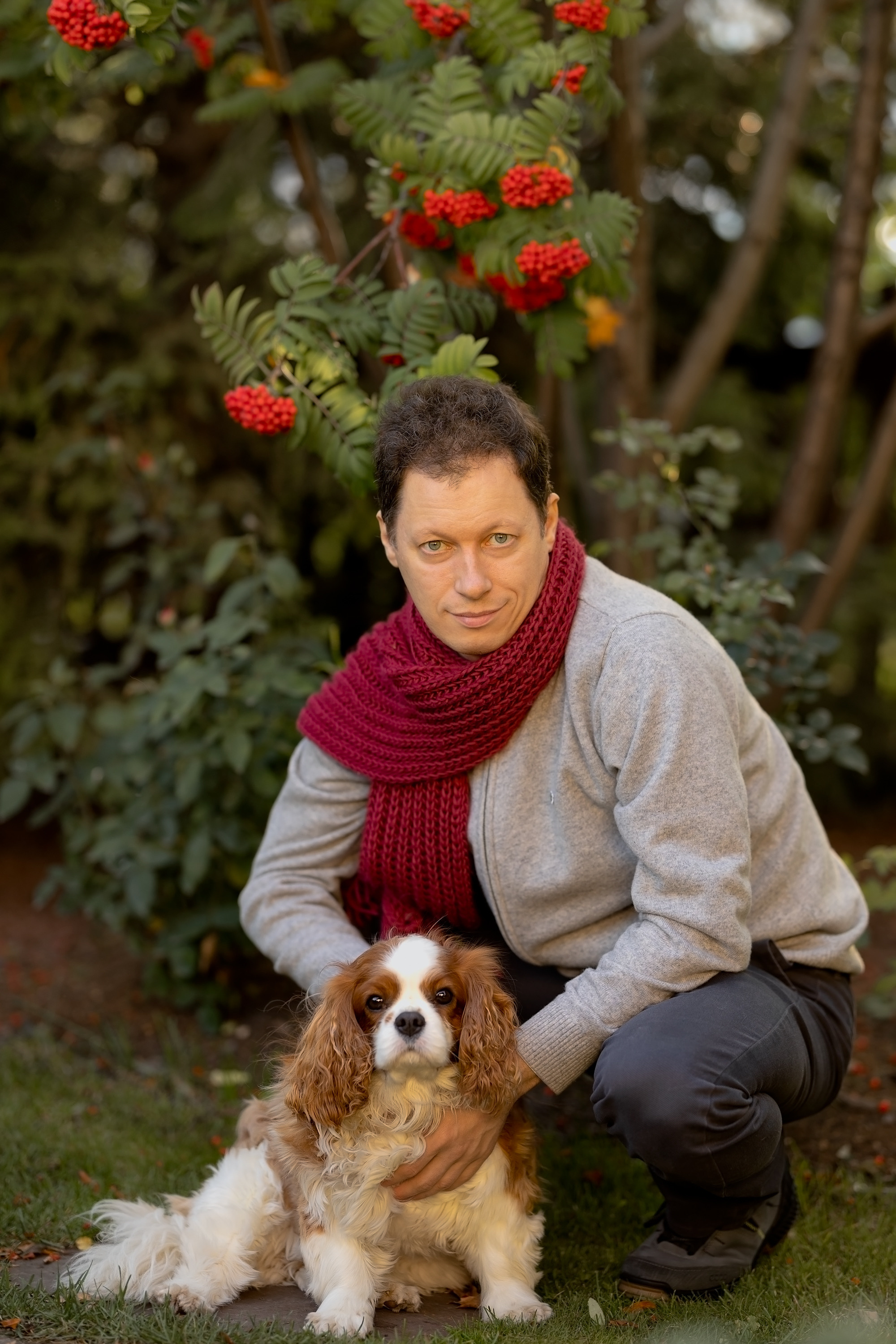 Мужчина возле осенней рябины. Фотосессия осенью.